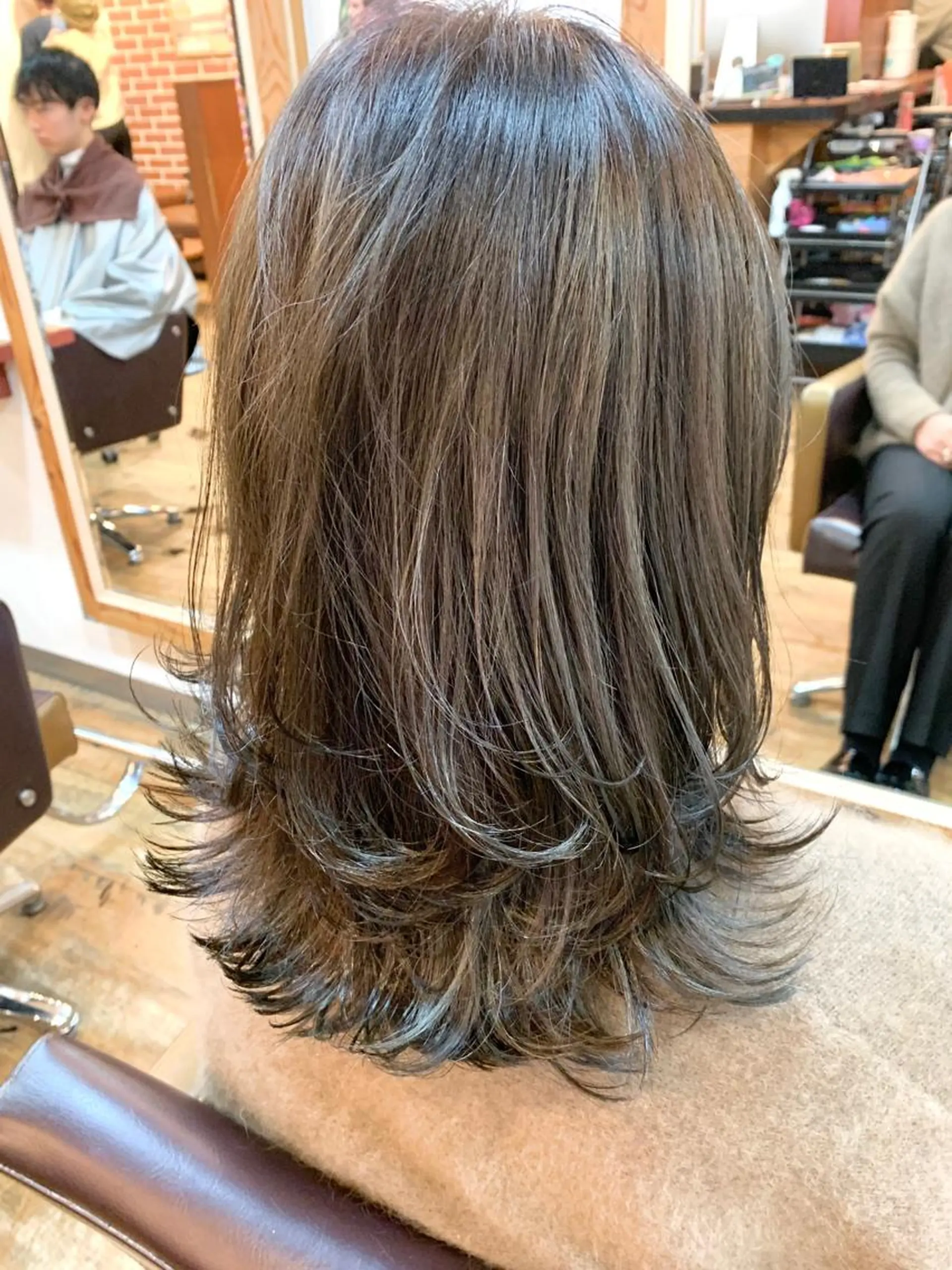 ミディアム カラー ベージュカラー オリーブベージュ レイヤーカット 岡崎勇人/レイヤー/ 韓国/ケラチンTRのヘアスタイル