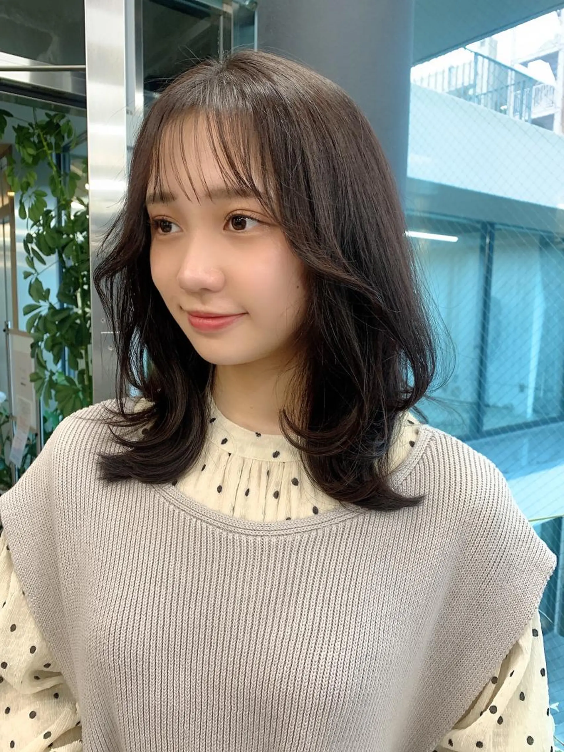 ミディアム カラー イヤリングカラー グレージュ インナーカラー くびれヘア 髪質改善 透明感/オリーブ/ グレージュ/YUKAのヘアスタイル