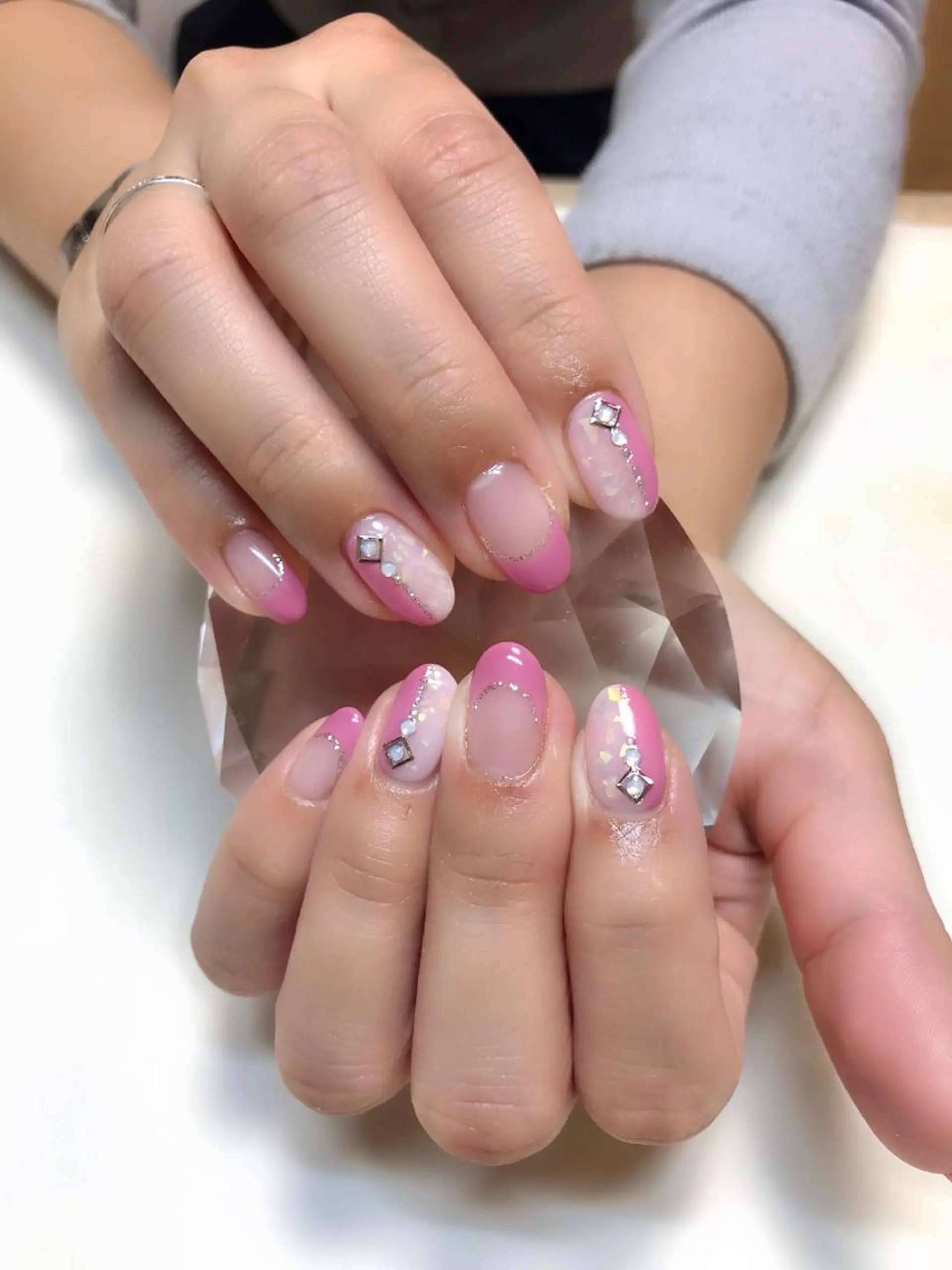 ネイル ピンク バレンタイン ホワイト ハンドネイル 'mm  (ミリ) ＭＡＮＡＭＩのネイルデザイン