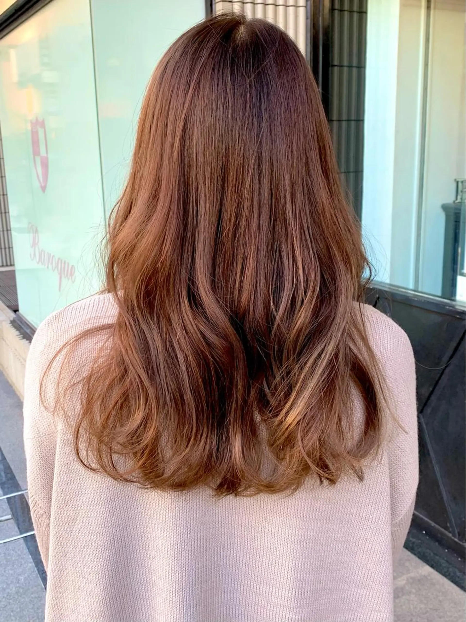 ロング カット ヘアカラー SAKINO. ベージュカラーのヘアスタイル