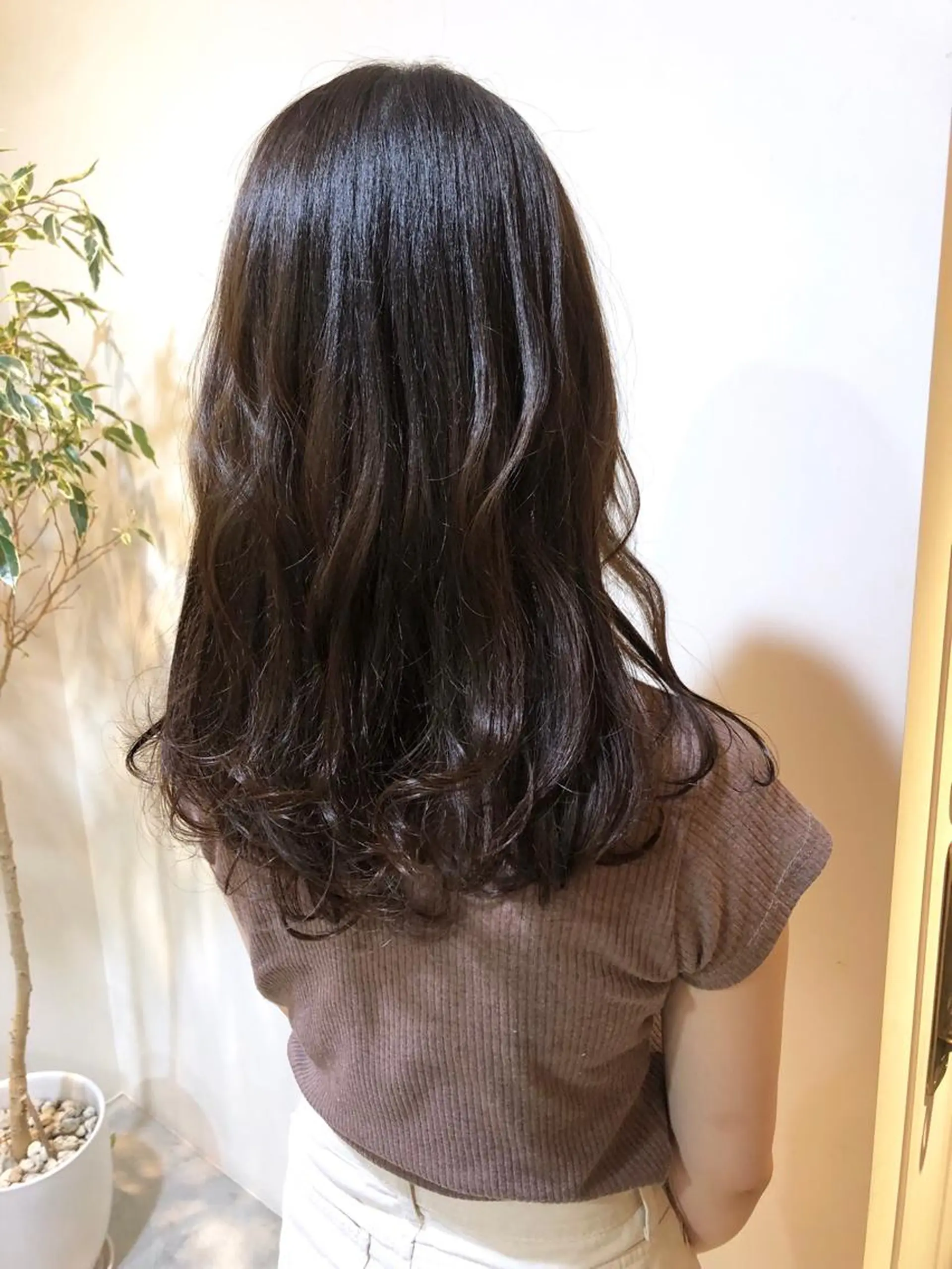ロング MIOベージュカラー 柔らかいカラーのヘアスタイル
