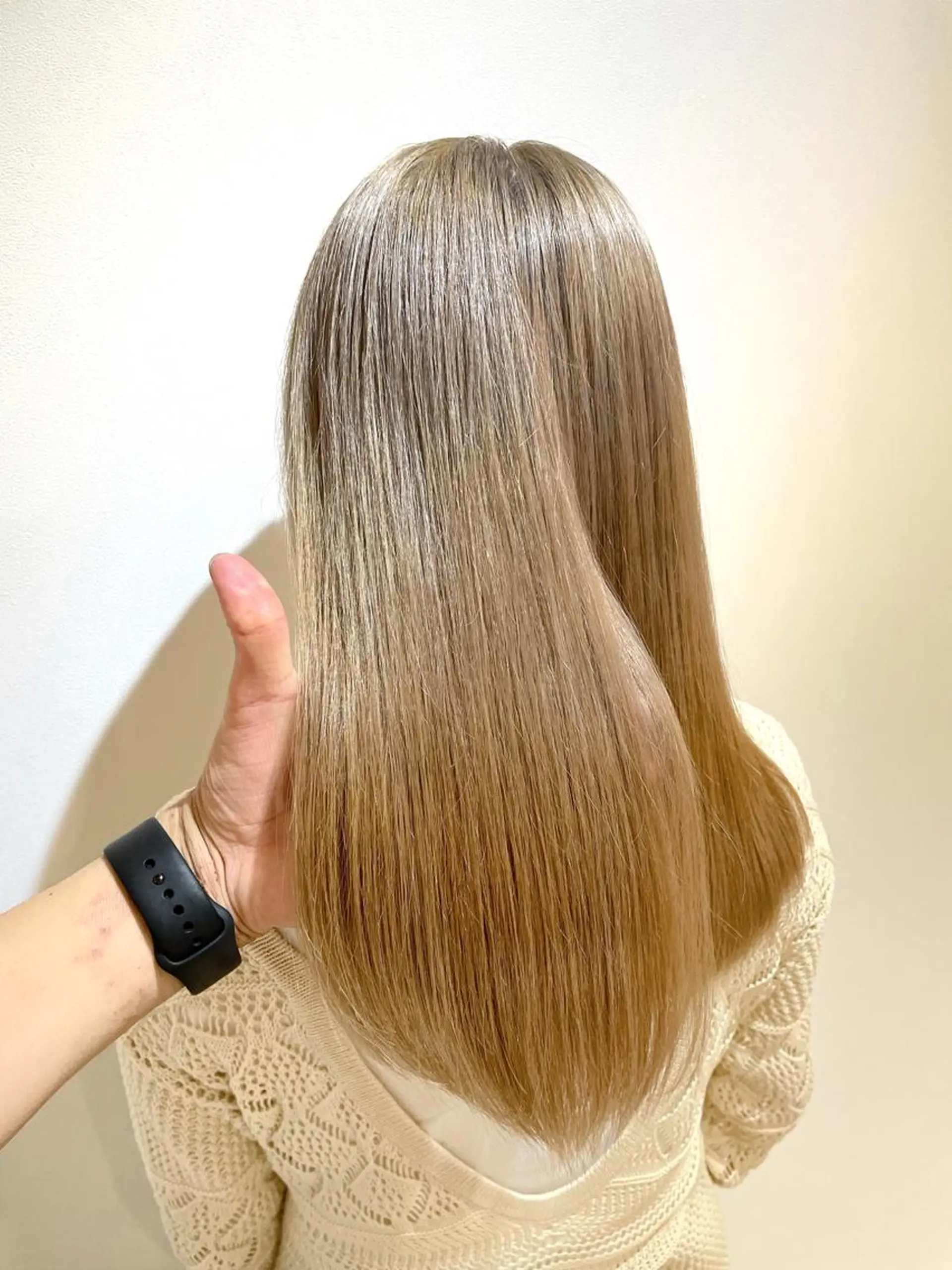 セミロング カラー ベージュカラー ブリーチ ホワイトベージュ ヘアカラー トリートメント eins.hair所属・過去一の柔髪ヘア 🌿einshairのヘアスタイル