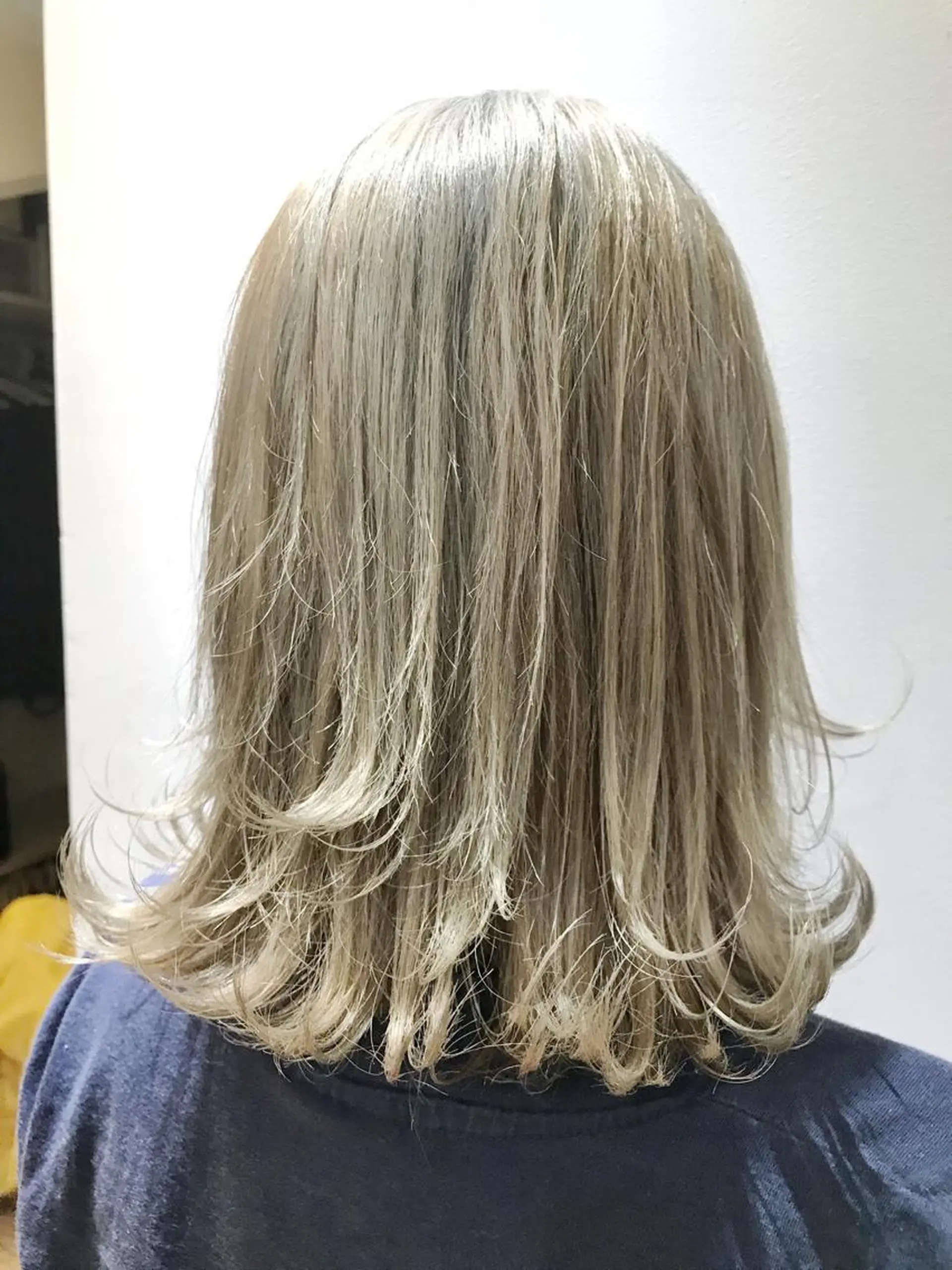 セミロング カラー ブリーチ 逗子葉山 ナオイカイラのヘアスタイル