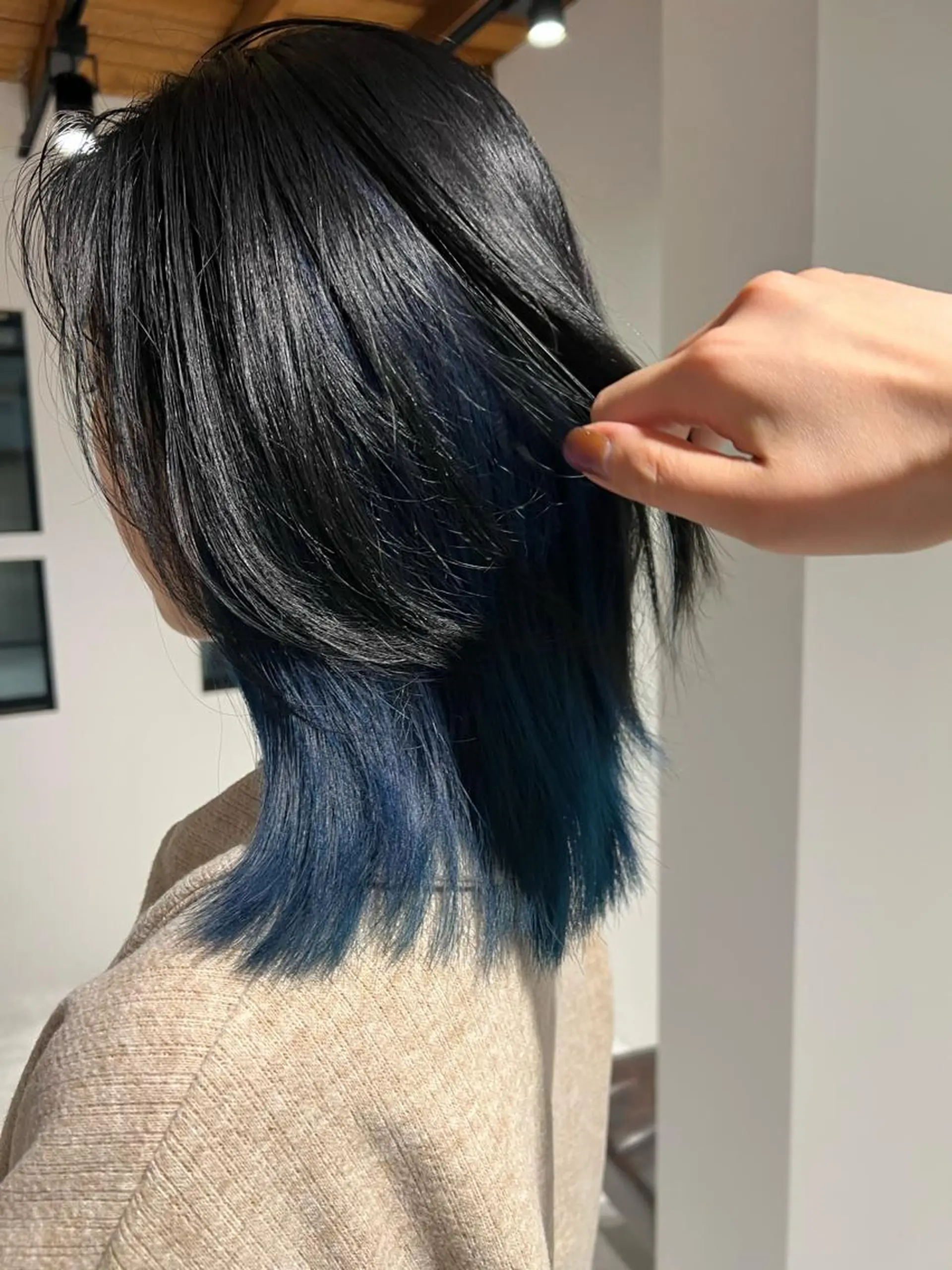 ミディアム カラー 黒髪 ブリーチ ブルーカラー ブルーブラック レイヤーカット io濱川 遥のヘアスタイル