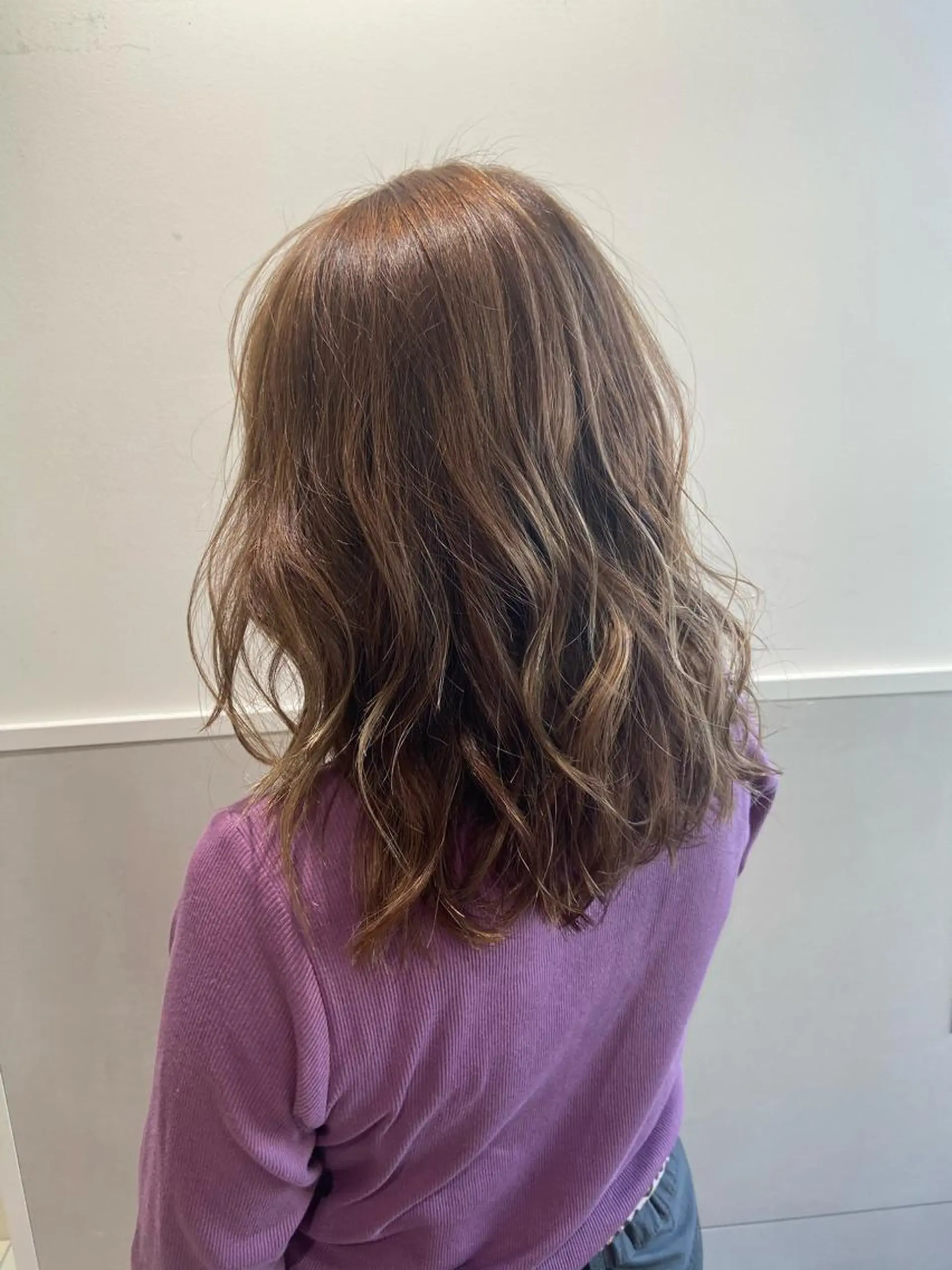 セミロング カラー 小栗 麻衣のヘアスタイル