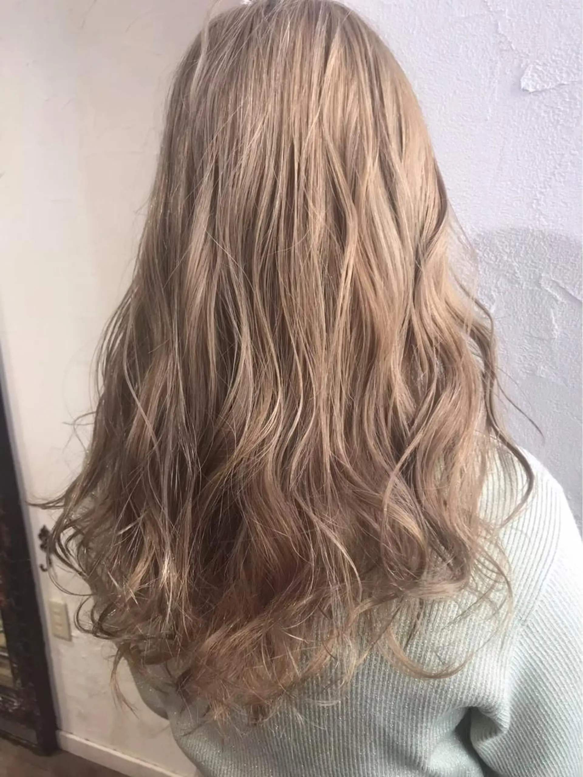 ロング カラー ベージュカラー シルバー シルバーベージュ 藤井 貴美子のヘアスタイル