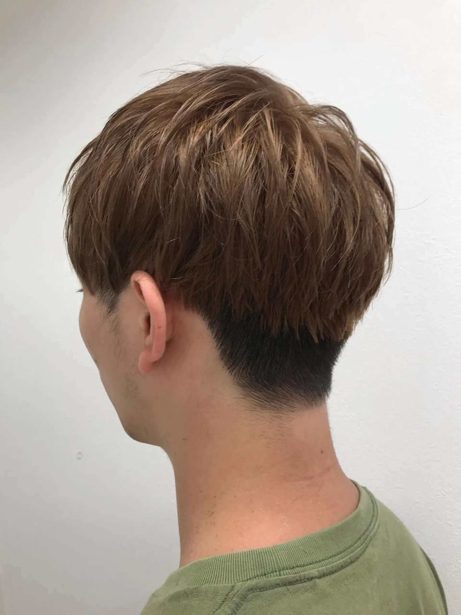 カラー メンズ メンズブリーチ 刈り上げ ベージュカラー ブリーチ 福島成美/髪質改善 縮毛矯正/カラーのヘアスタイル