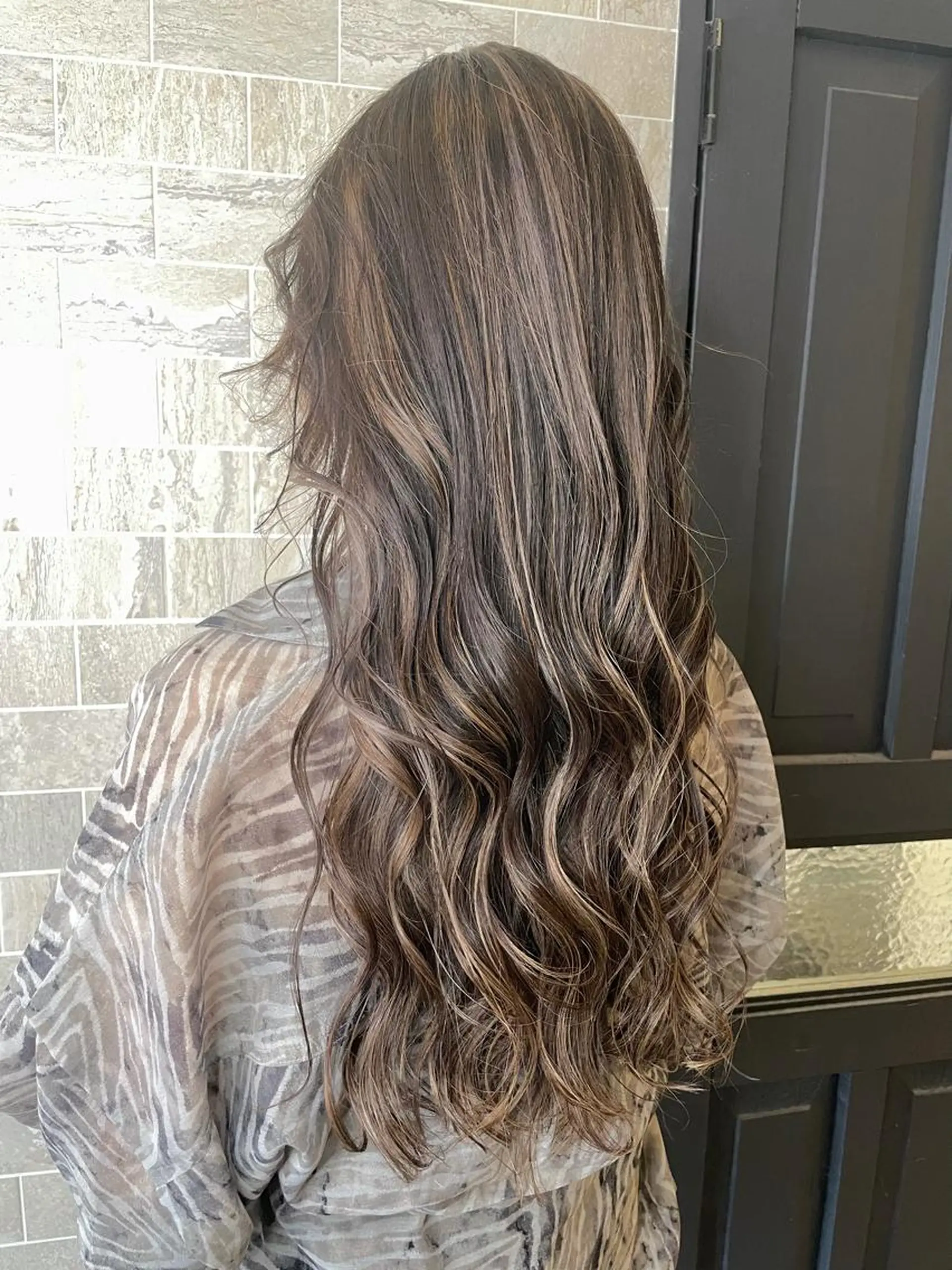 ロング ヘアカラー ブリーチ毛矯正.髪質 改善.髪にドラマをのヘアスタイル