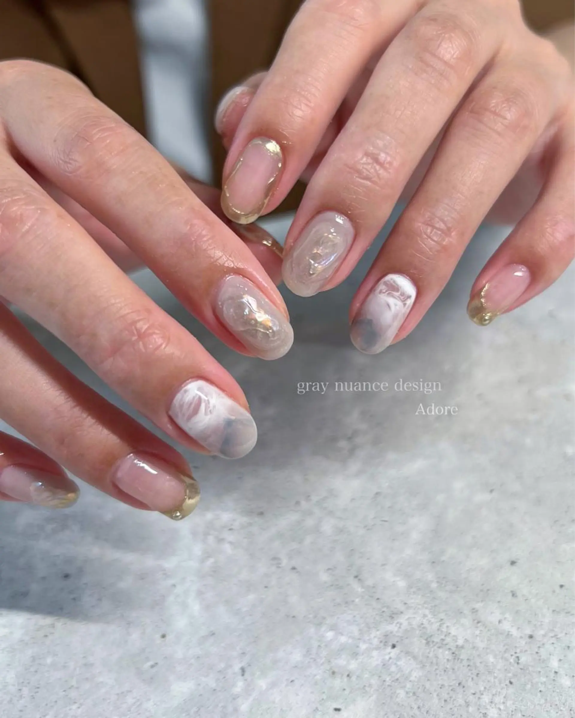 ネイル オーロラネイル ゴールド ミラーネイル ニュアンスネイル ハンドネイル Nail Adore.のネイルデザイン