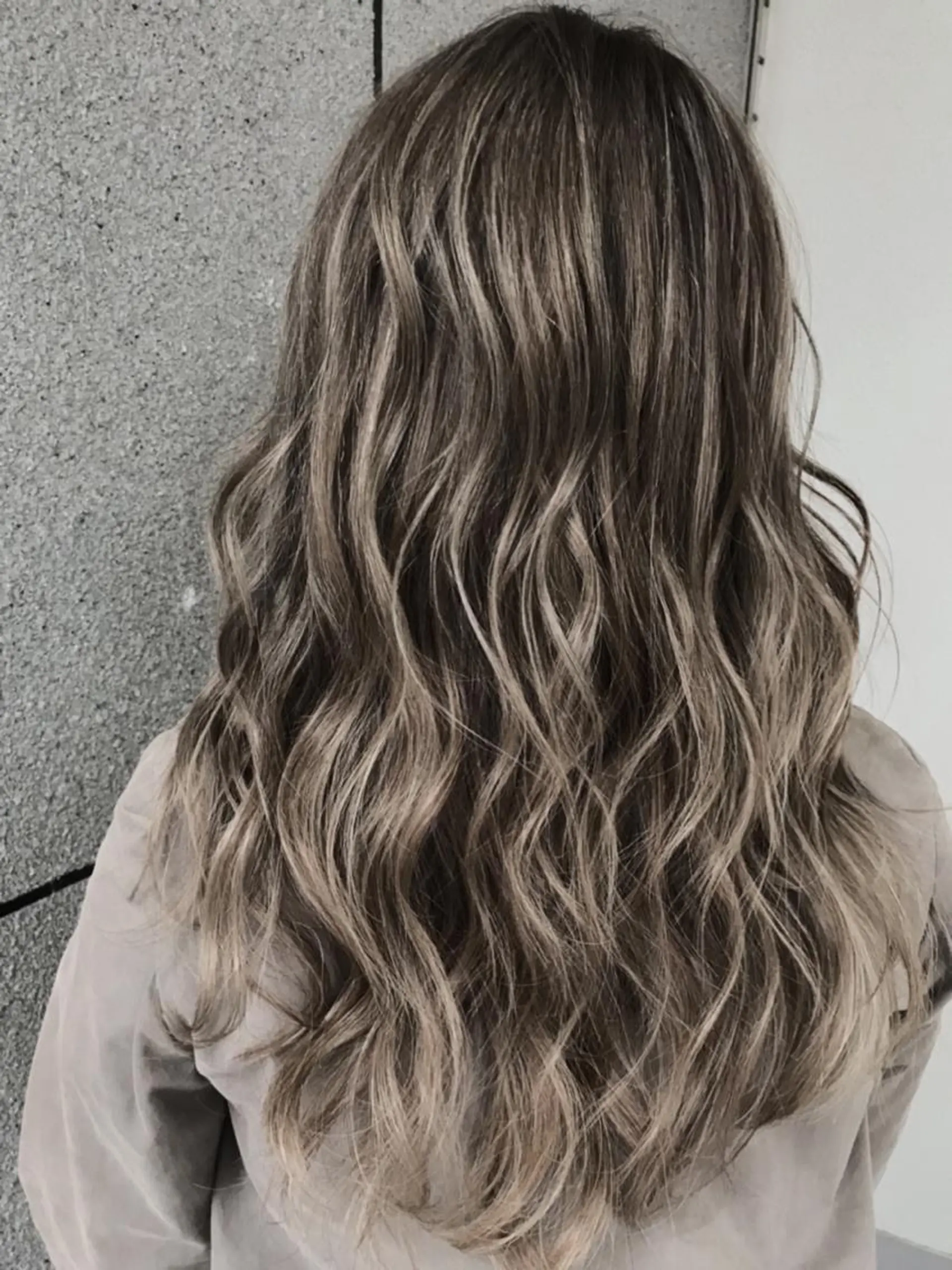 カラー グレージュ ハイライトカラー ミルクティーグレージュ Eliss 堀江のヘアスタイル