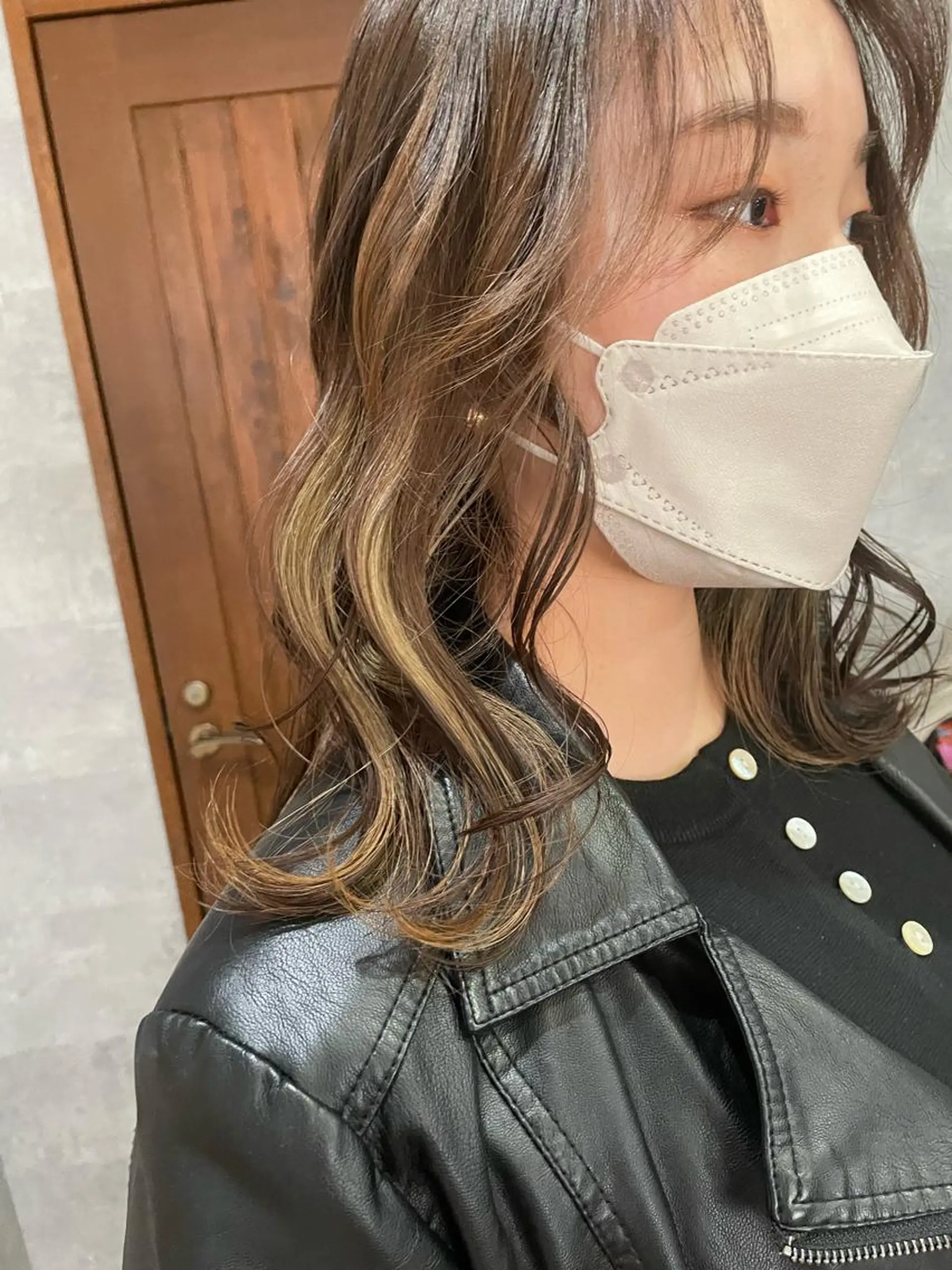 セミロング カラー ベージュカラー ブリーチ イヤリングカラー カット ヘアカラー トリートメント 月200名以上担当 六甲徒歩30秒のヘアスタイル