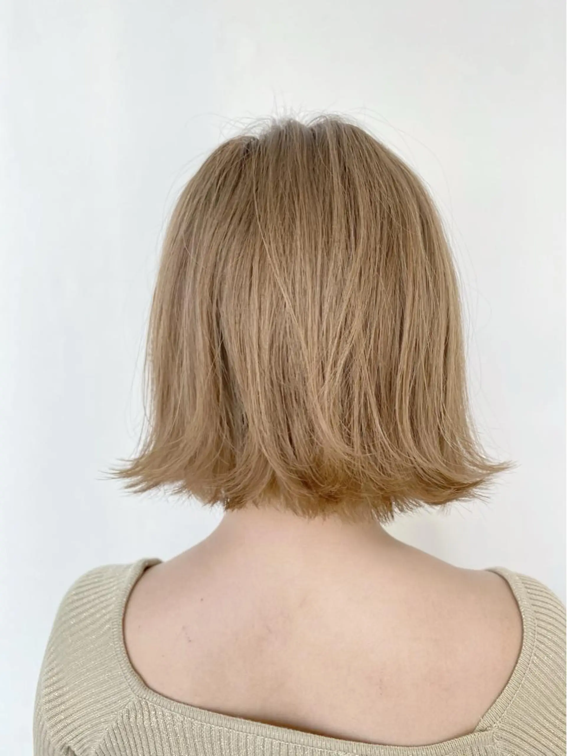 ショート カラー ベージュカラー ダブルカラー ボブ・レイヤーカット 吉敷航一のヘアスタイル