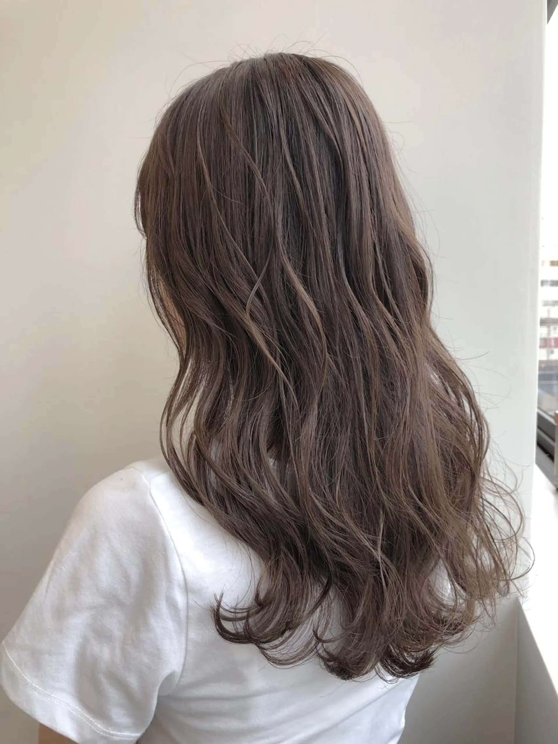 セミロング カラー グレージュ シルバー シルバーグレージュ 【透明感、艶髪】西村 有司のヘアスタイル