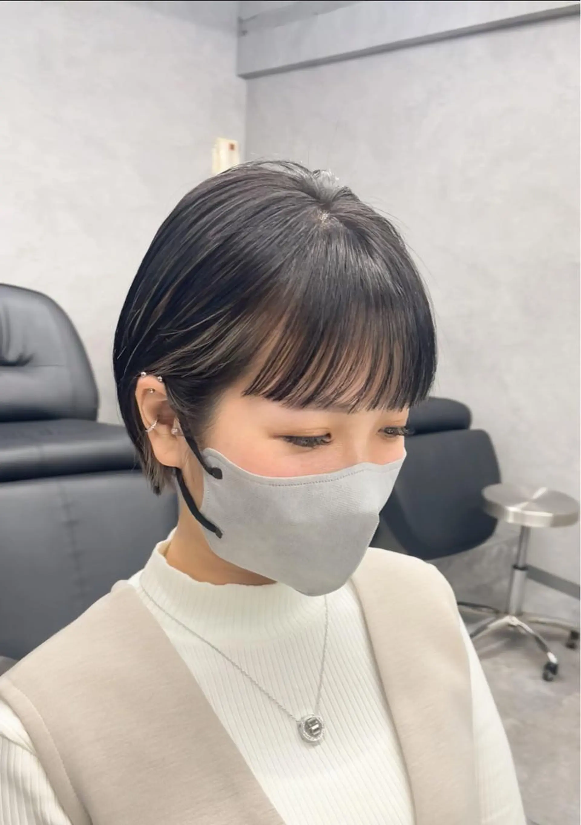 ショート カラー パーマ ヘアアレンジ メンズ キッズ メンズハイトーン ミストバング  フェイスフレーミング ハイトーンカラー ショートヘア 大人スタイル 太田のヘアスタイル
