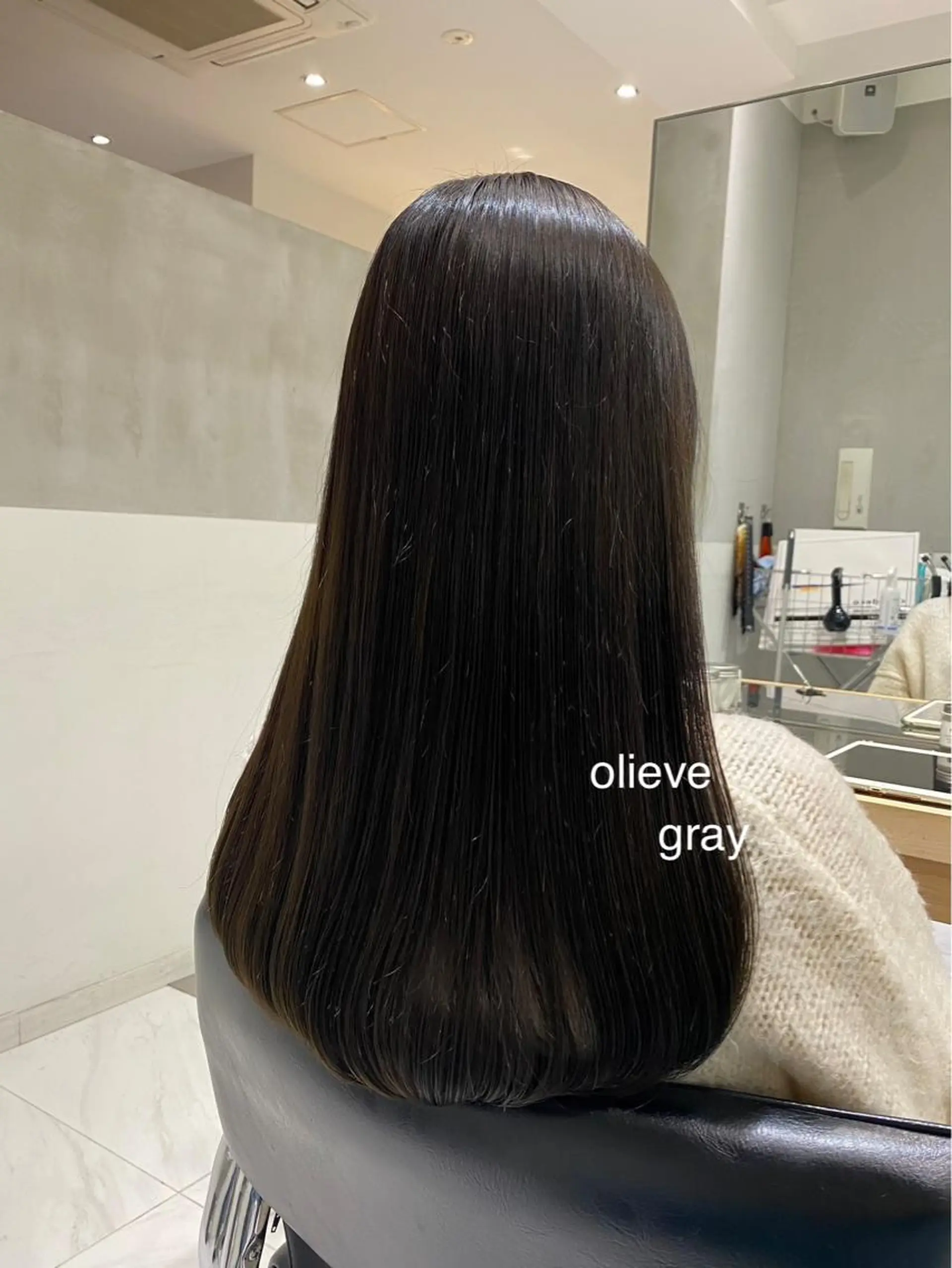 ロング カラー オリーブグレー 艶感/ナチュラル 🩵amiのヘアスタイル
