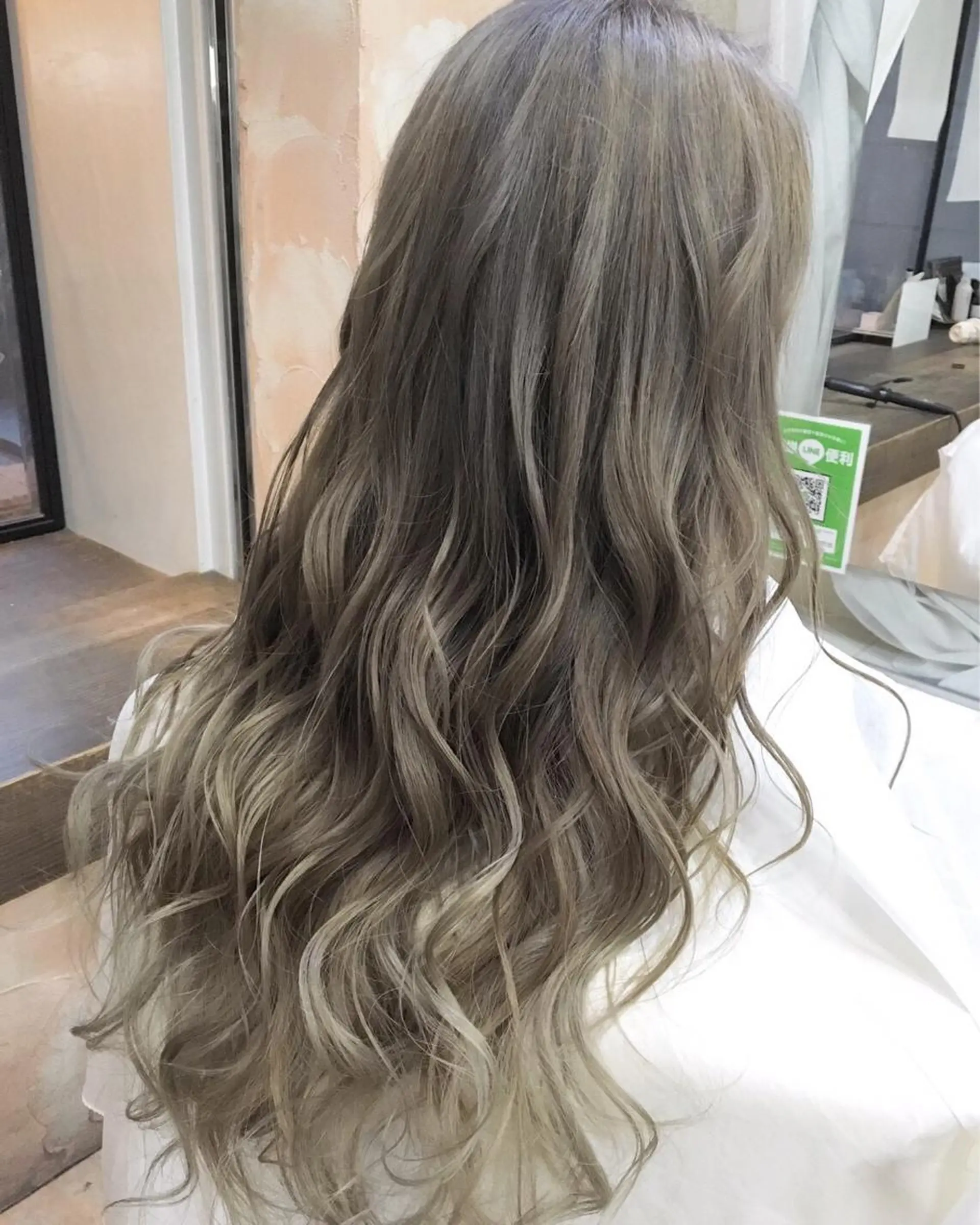 ロング カラー ブリーチ グラデーションカラー グレージュ ハイライトカラー イルミナカラー カット ヘアカラー レイヤーカット 川田くるみのヘアスタイル