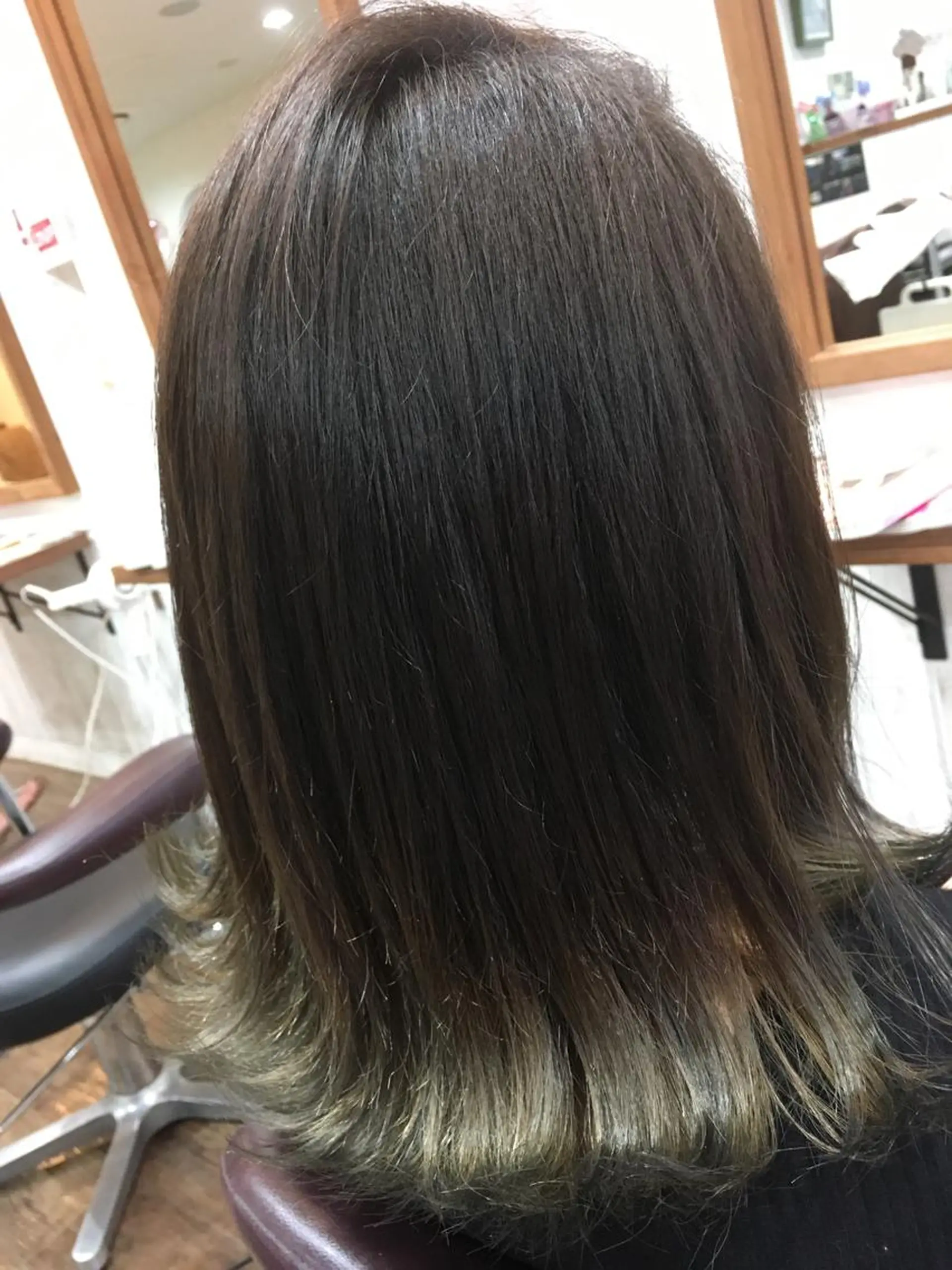 ミディアム カラー 塩崎 明菜のヘアスタイル