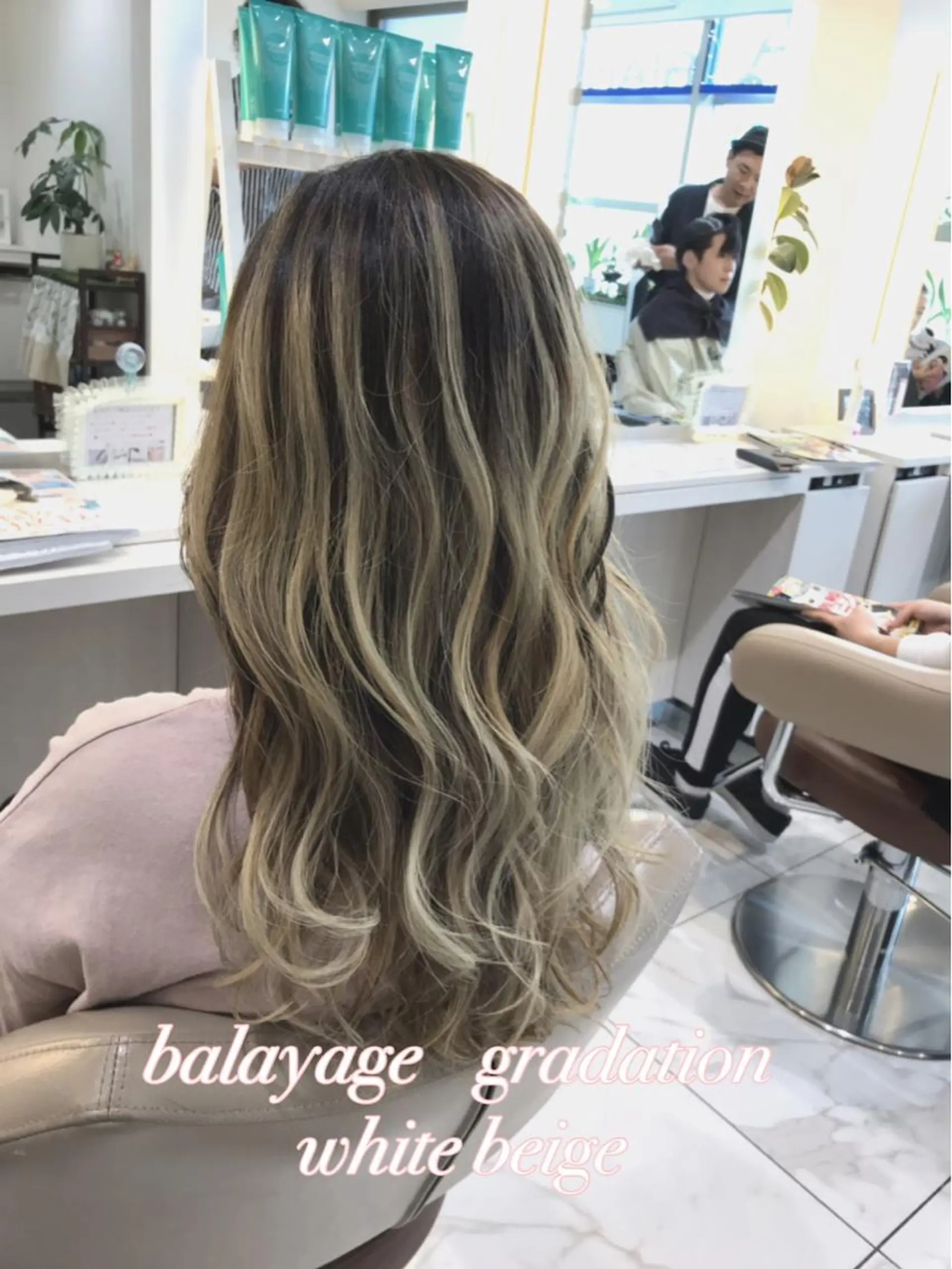 ロング カラー バレイヤージュ ベージュカラー グラデーションカラー ホワイトベージュ レイヤーカット カット ヘアカラー 山崎俊輔/髪質改善 /バレイヤージュのヘアスタイル