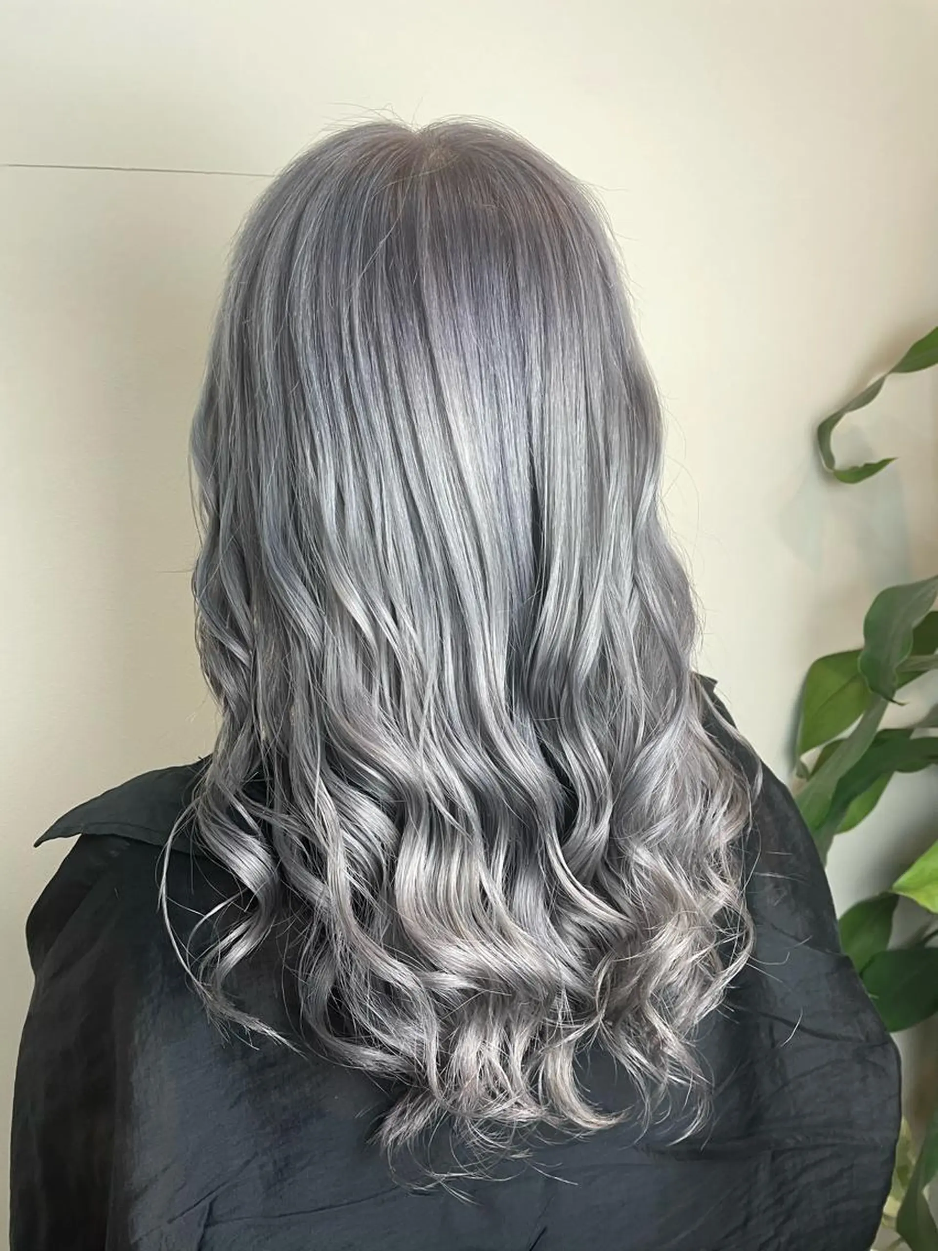 セミロング カラー シルバー WEST OLAND加藤圭介のヘアスタイル