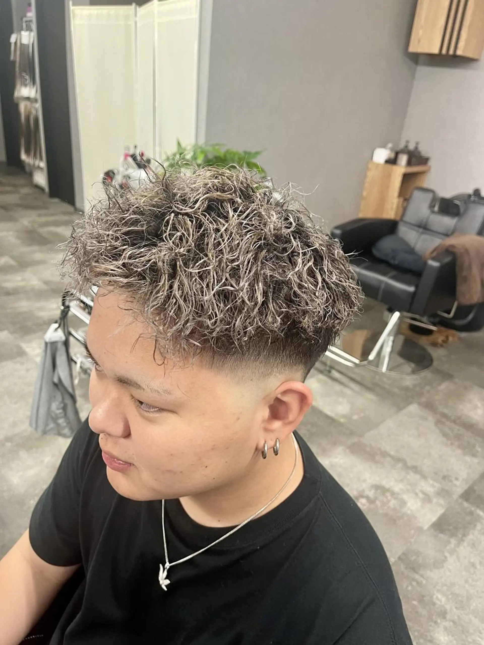 ショート カラー パーマ メンズ フェードカット メンズメッシュ メンズパーマ ツイストスパイラルパーマ メッシュ カット ヘアカラー ゲーマー美容師 KENTOのヘアスタイル