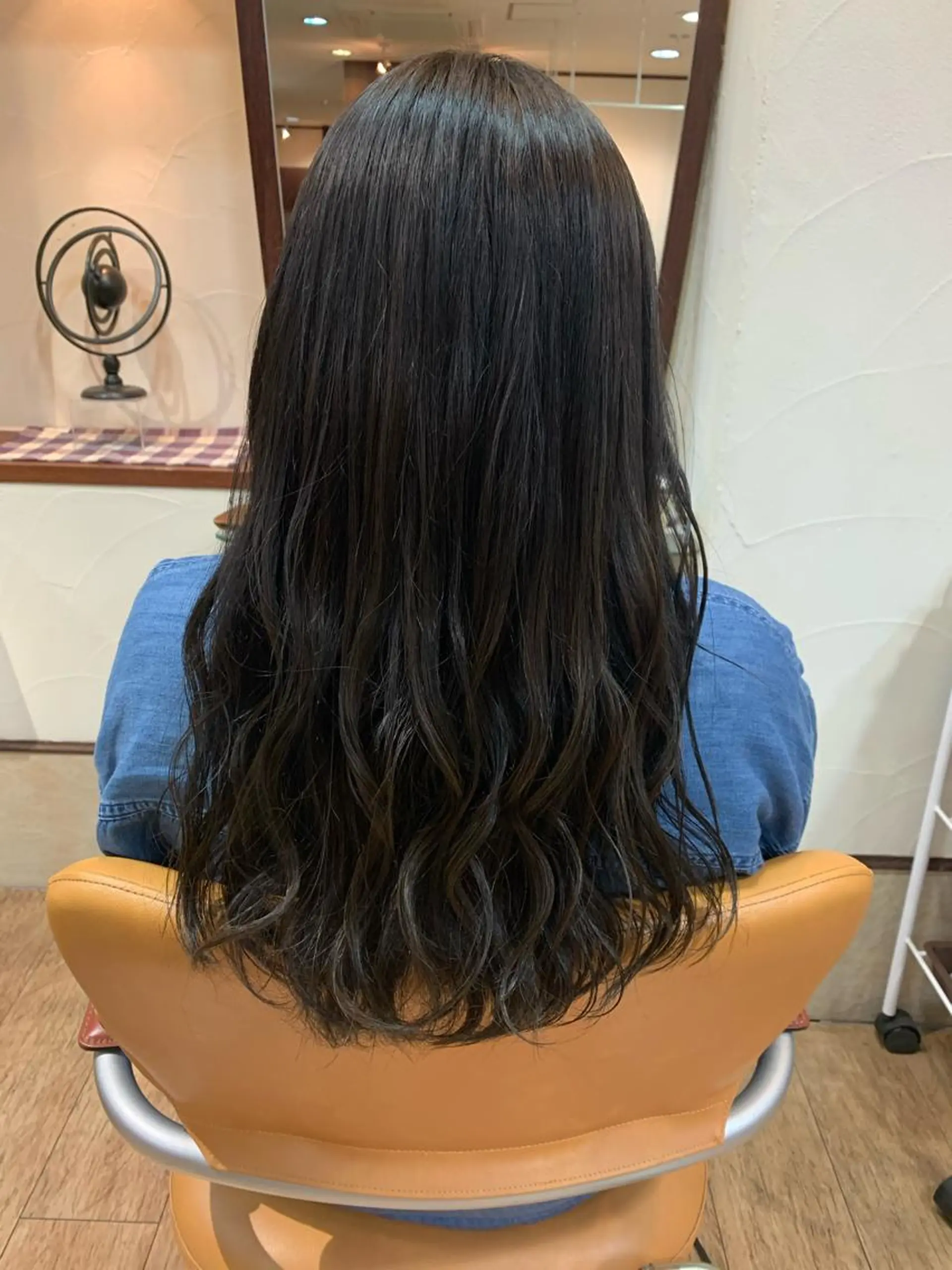 ロング カラー 黒髪 ブリーチ ブルーカラー サプリームヘア 飯田みち瑠のヘアスタイル