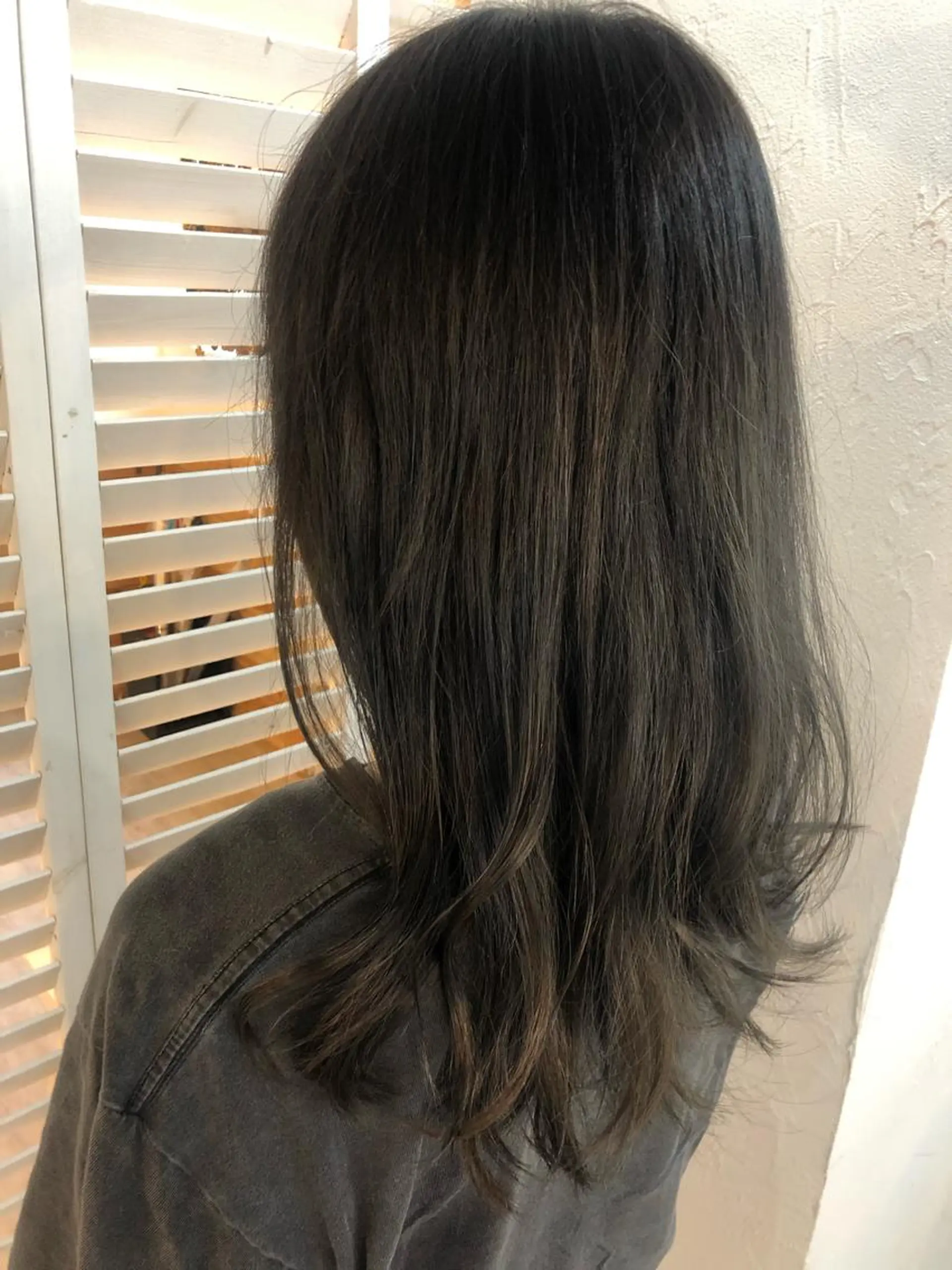 ミディアム カラー 髪質改善&ブリーチ 伊勢 祐一郎のヘアスタイル