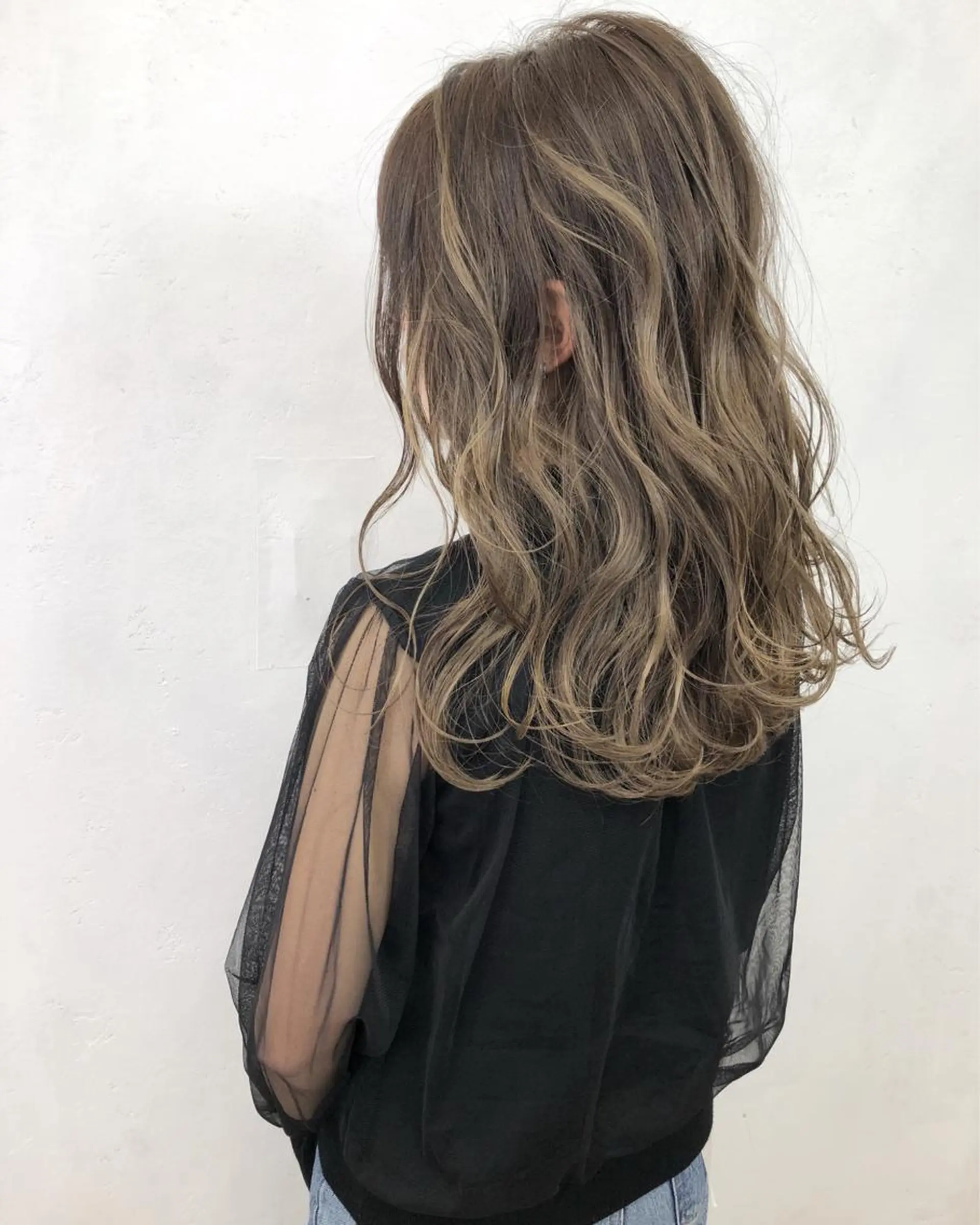 セミロング カラー バレイヤージュ ハイライトカラー ハイライト レイヤーカット ヘアカラー トリートメント ブリーチカラーレイヤ ーカット🦋annaのヘアスタイル