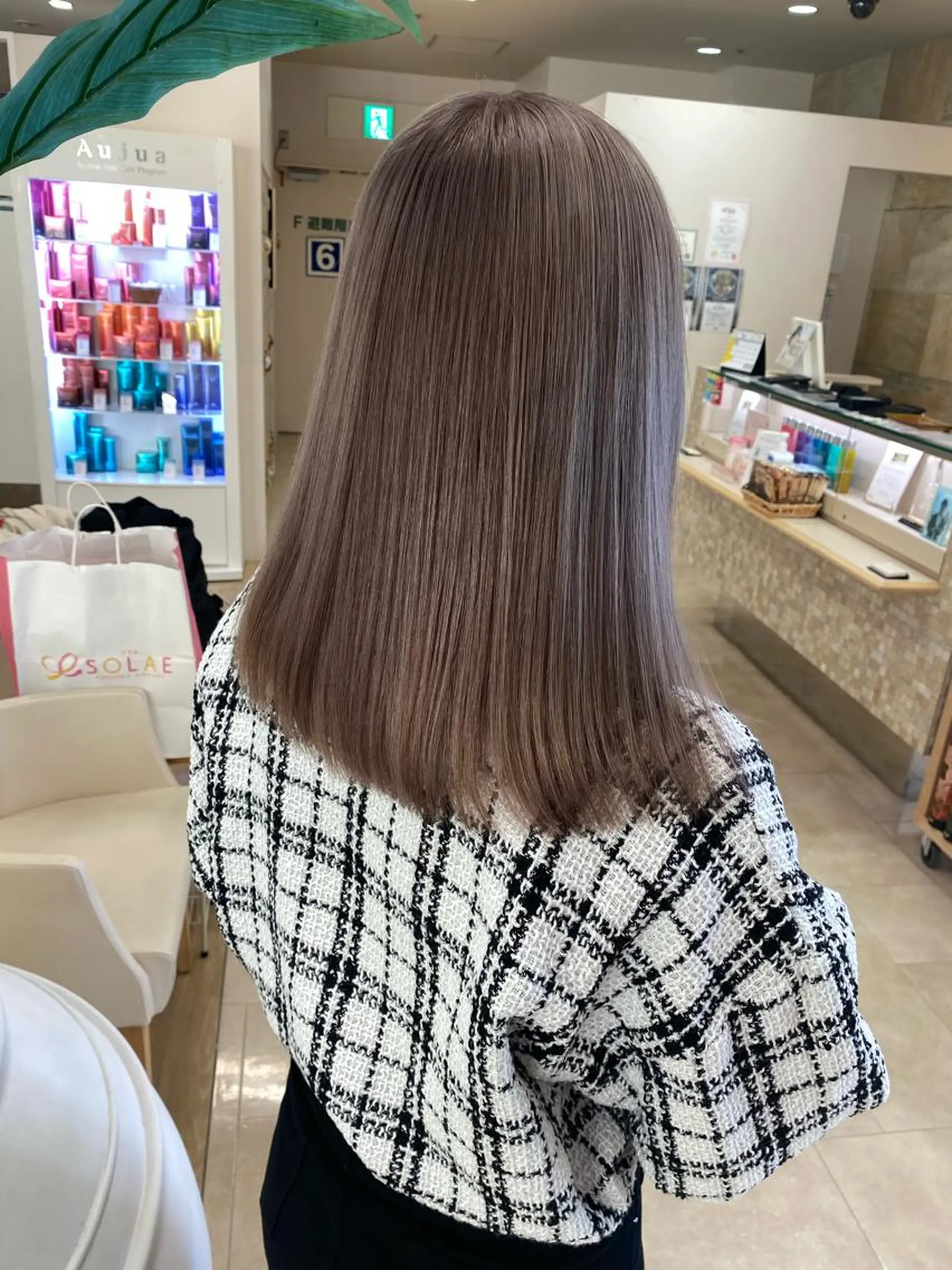 ミディアム カラー グレージュ ミルクティーグレージュ ヘアカラー トリートメント ヘアセット ハイトーン/ウルフ /レイヤー/坂野幸伸のヘアスタイル