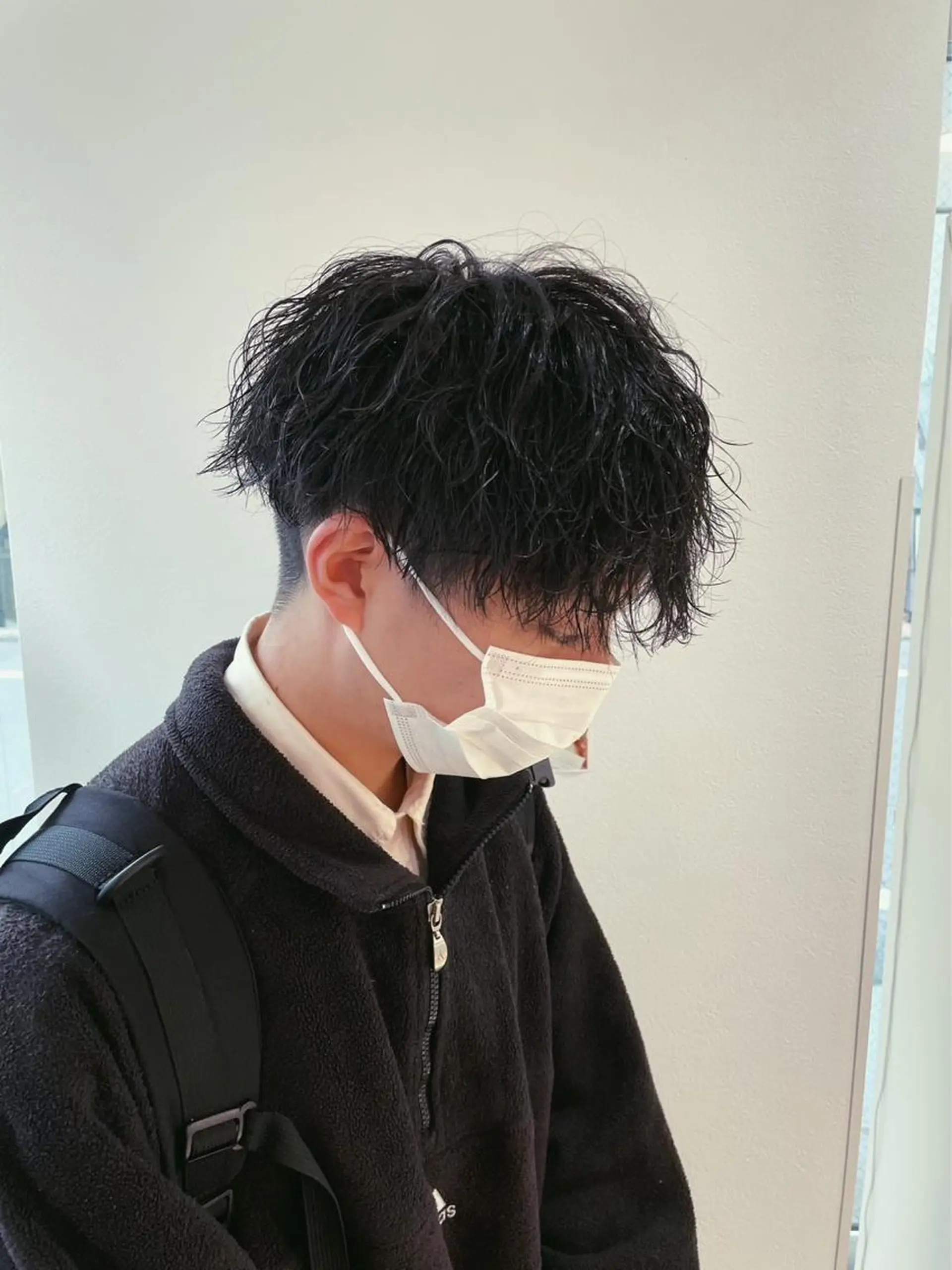 パーマ メンズ 渡部凌我 小顔ウルフ ハイトーンカラーのヘアスタイル