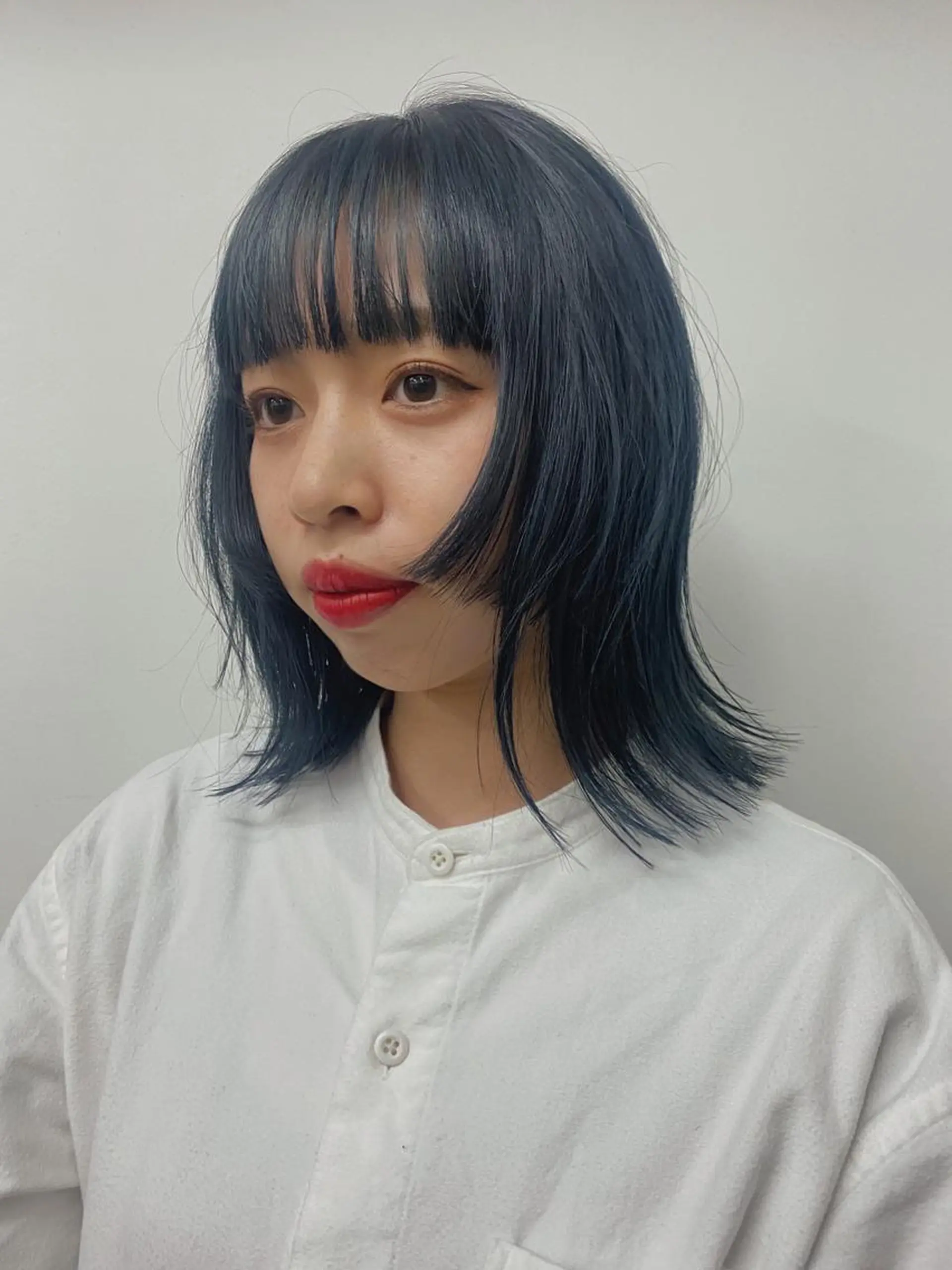 ミディアム カラー ヘアアレンジ ブルーカラー ネイビーカラー 顔まわりレイヤー レイヤーカット ヘアカラー トリートメント NOVEL TOKYO所属・ニュアンスヘア🌔 nanakoのヘアスタイル