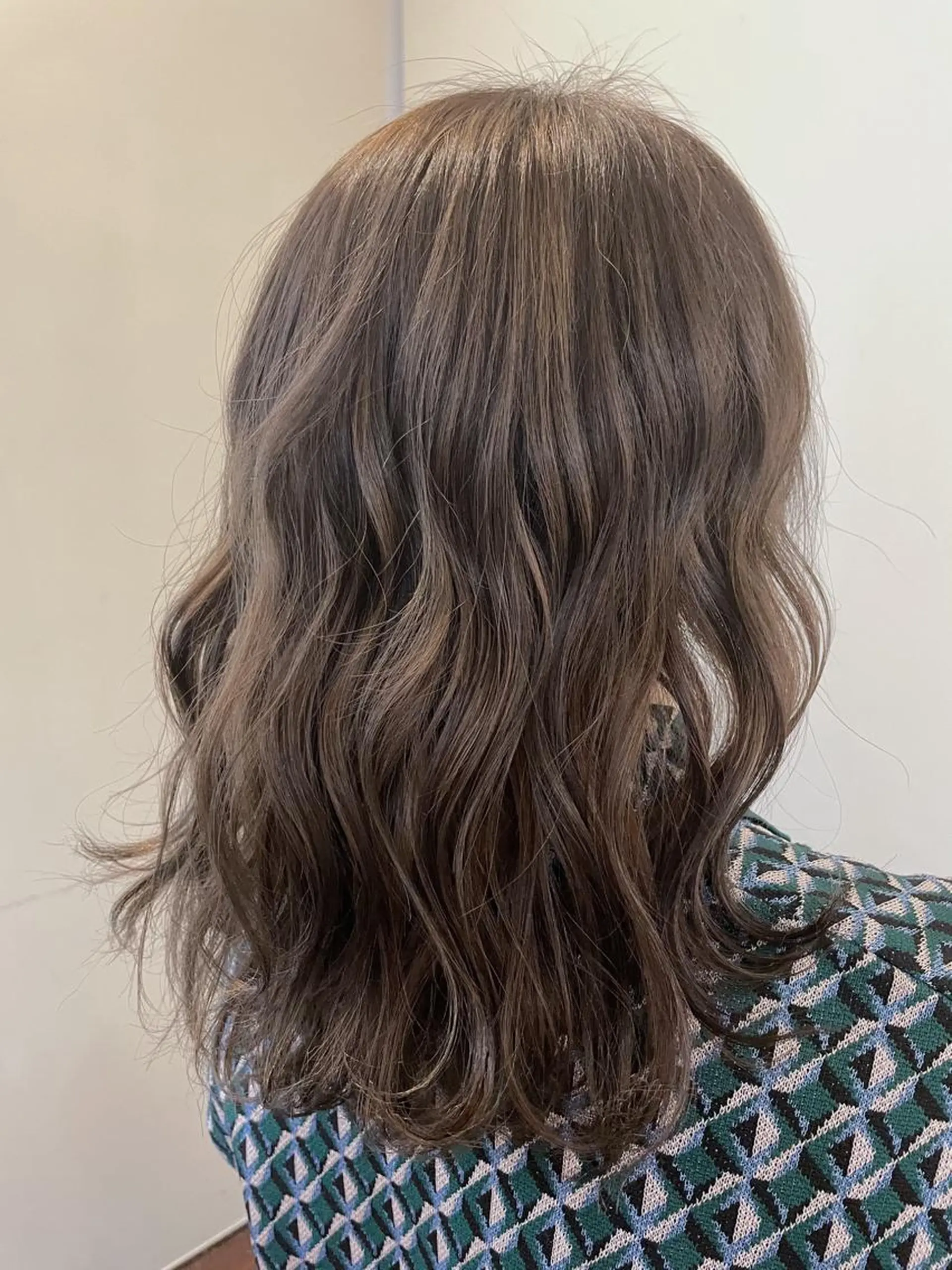 ミディアム カラー ヘアアレンジ アッシュ ハイライトカラー イルミナカラー 外国人風カラー ハイライト 菅 翔太のヘアスタイル