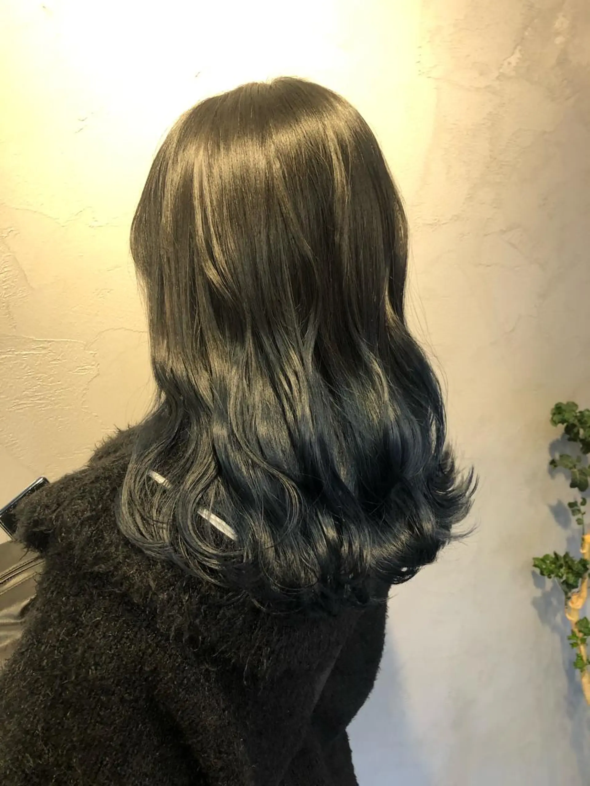 ミディアム カラー 黒髪 ブルーカラー ブルーブラック グラデーションカラー ベイリコルド　アトリ 店長　宮城一真のヘアスタイル