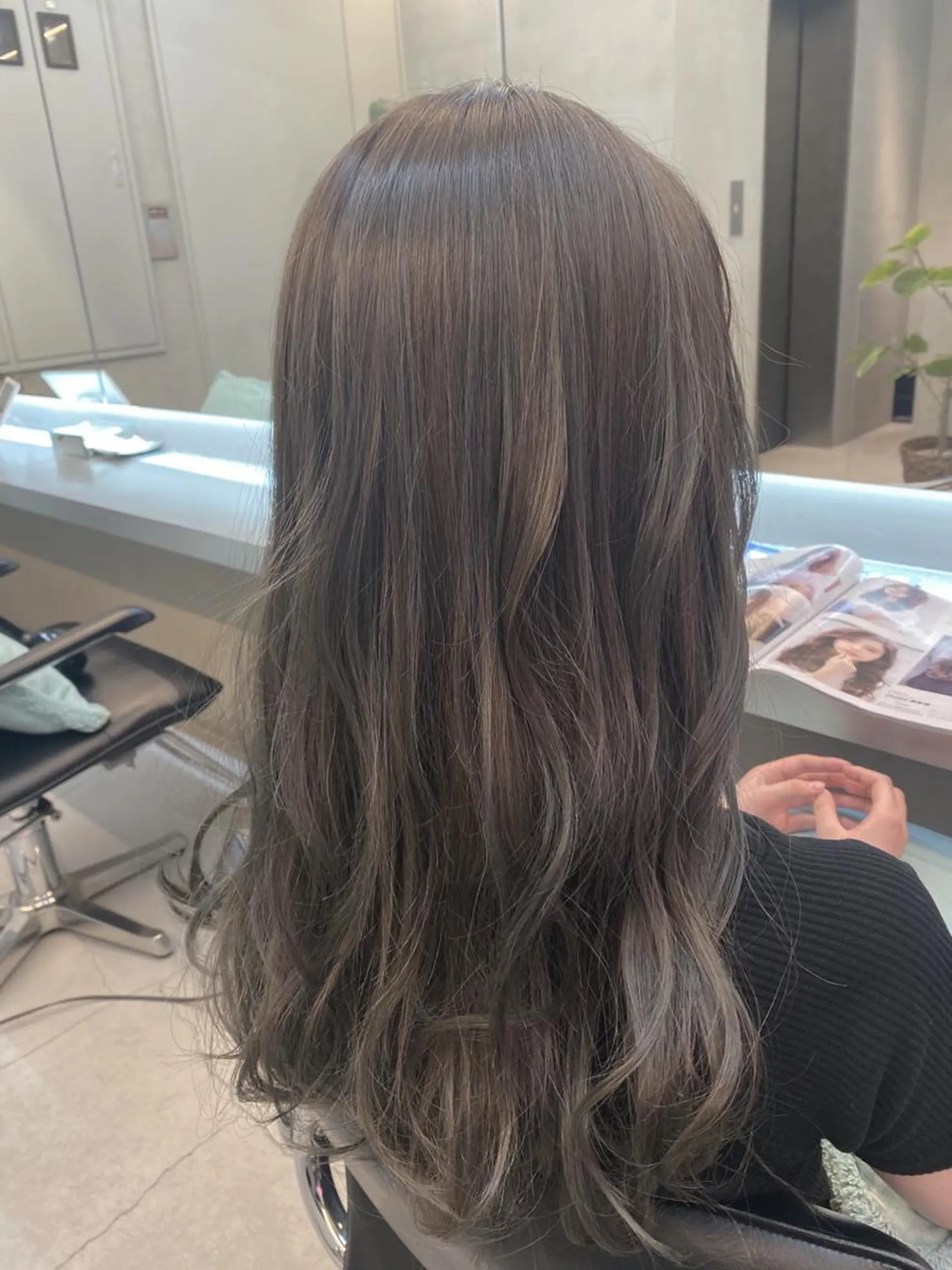 ロング カラー 岡野 静華のヘアスタイル