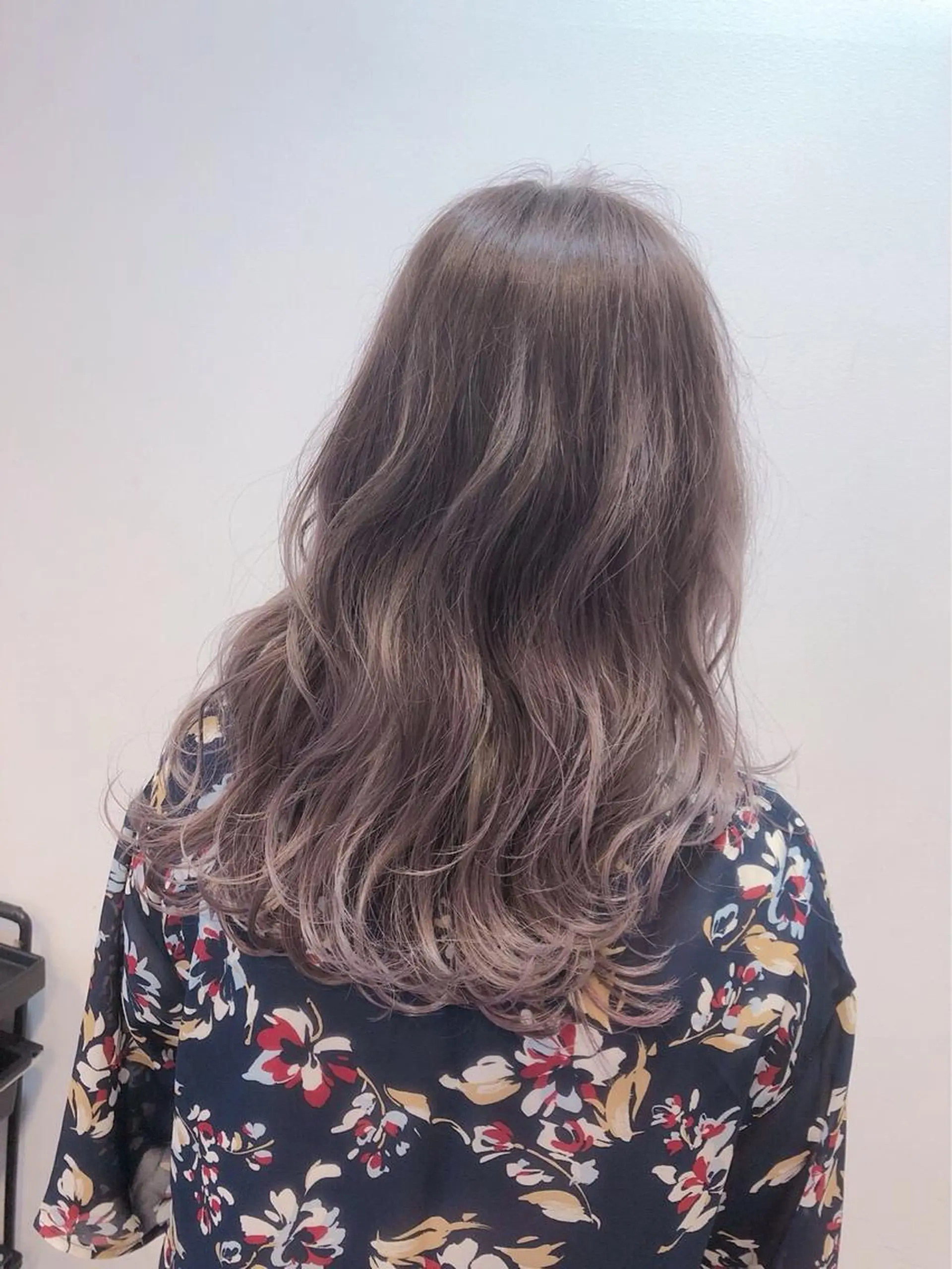 ロング カラー グレージュ ラベンダーカラー レイヤーカット 林 彩花のマツエク・マツパデザイン