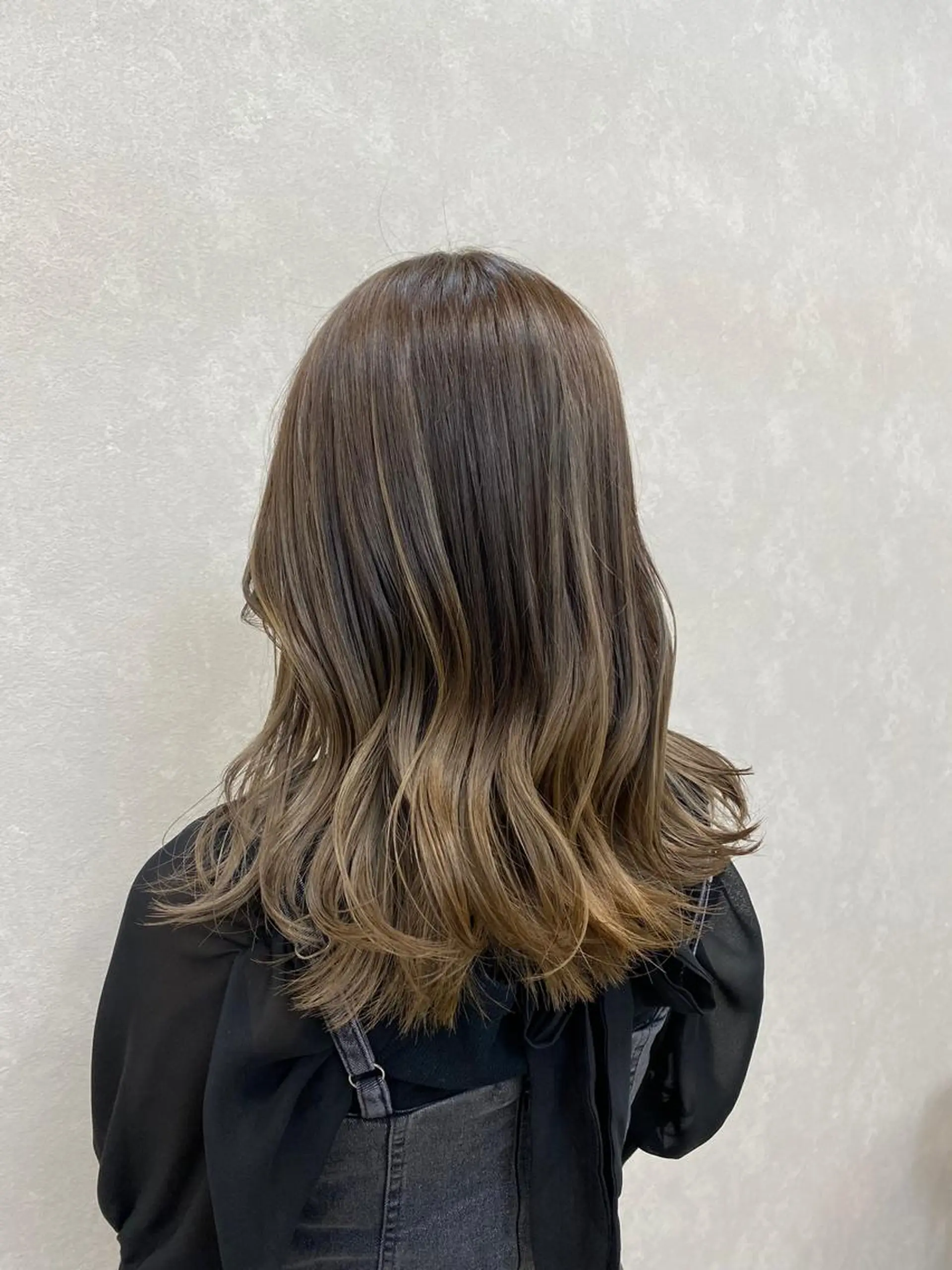 ロング カラー ベージュカラー ミルクティーベージュ full bloom所属・宮﨑 舞のヘアスタイル