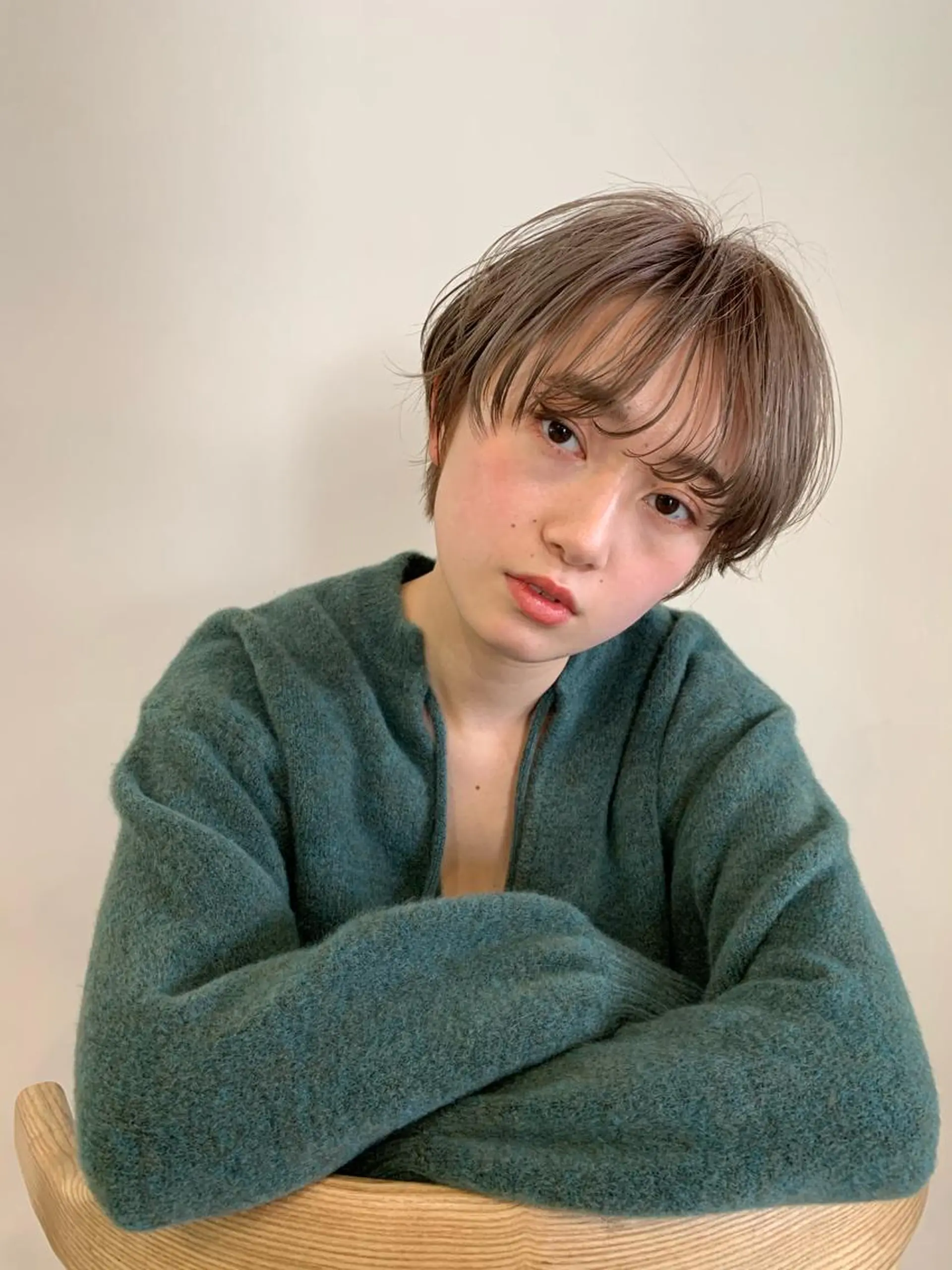 ショート カラー ブリーチ ケアブリーチ ダブルカラー グレージュ 柔らかブラウン/顔周 りレイヤー♡ユウシのヘアスタイル