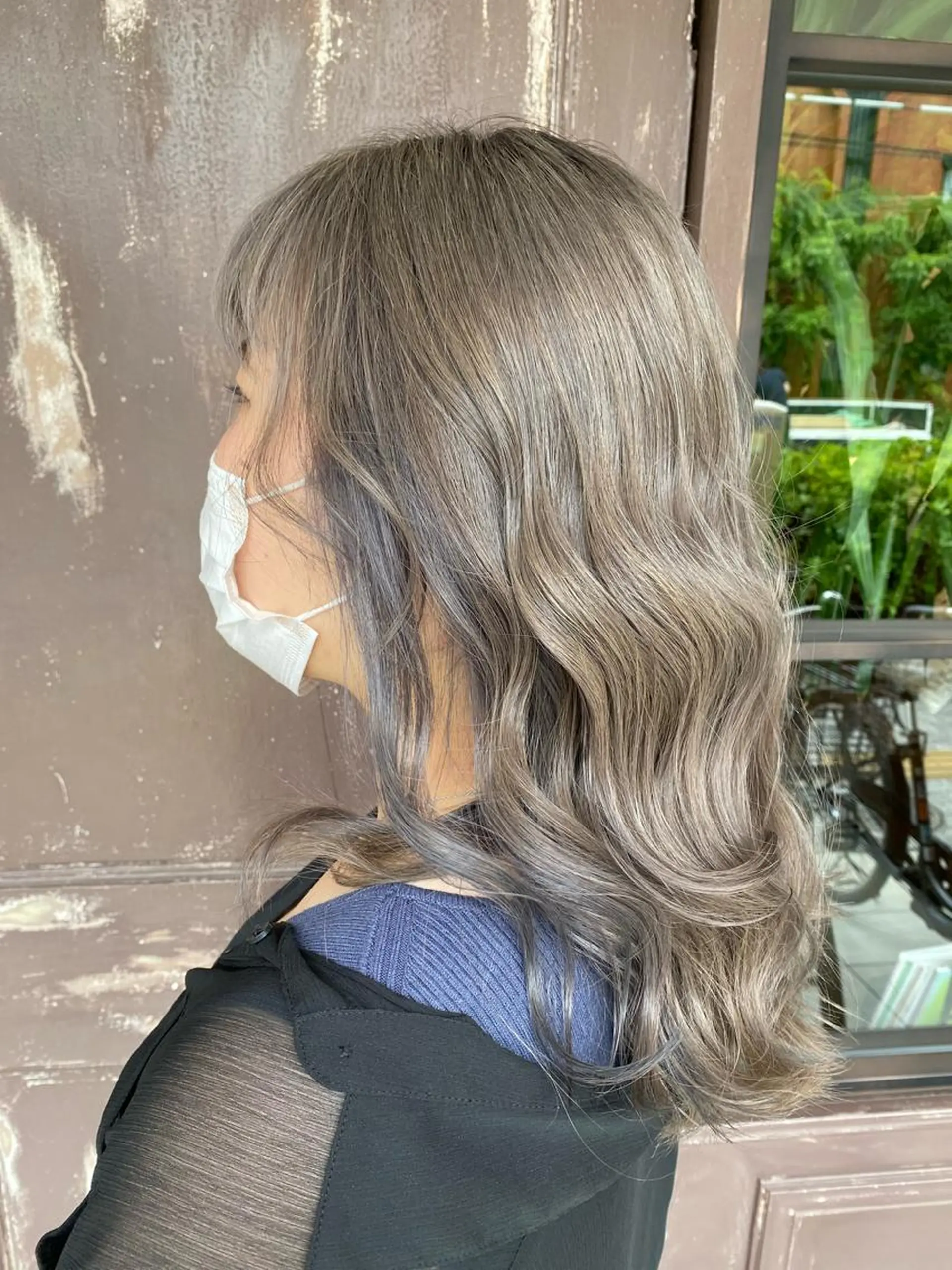 セミロング カラー ブルーカラー グレージュ シルバー ヘアカラー 川越 輝梨奈のヘアスタイル