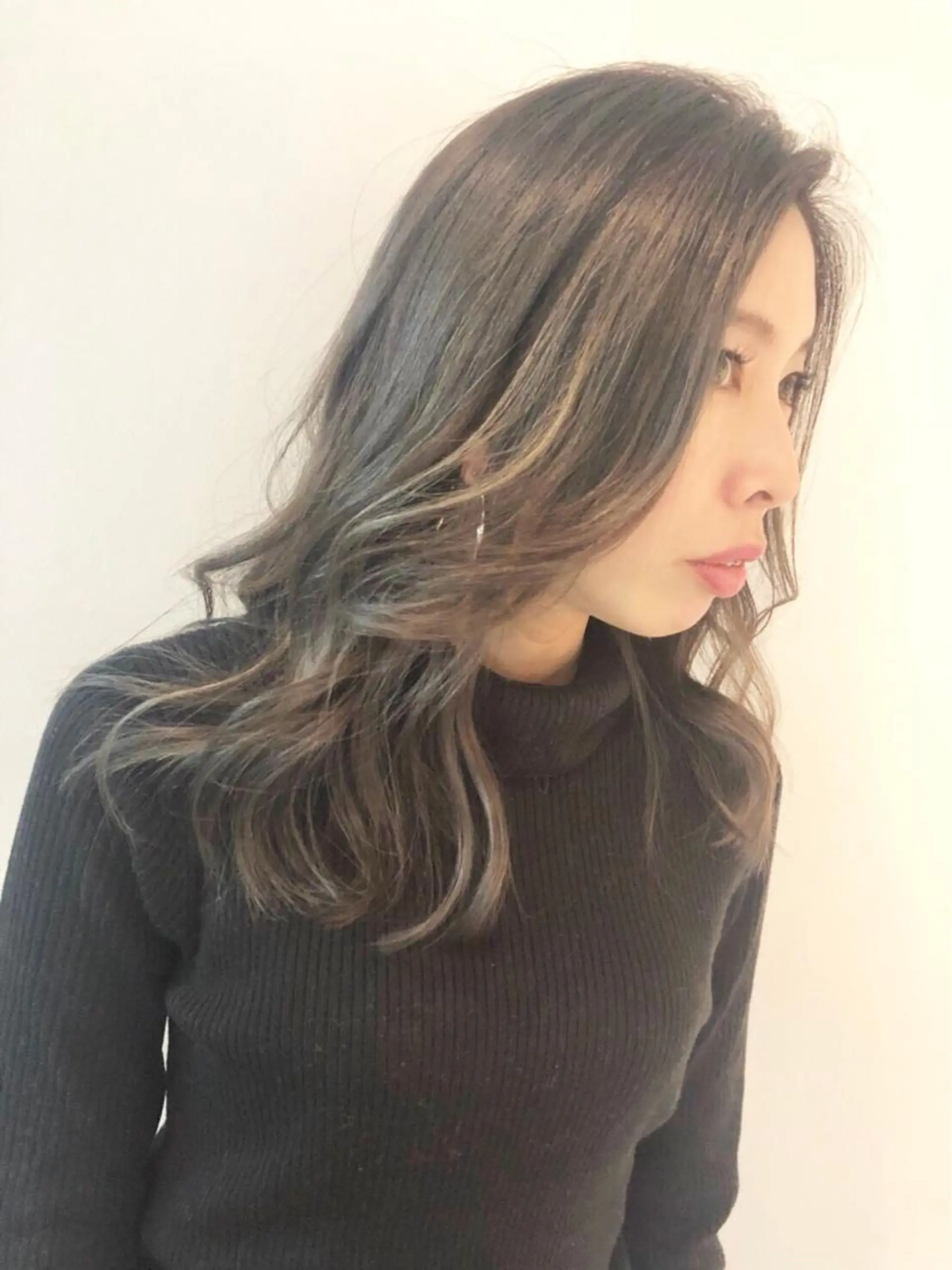 カラー アッシュ アッシュグレー ブリーチ ハイライトカラー 村田 幸穂のヘアスタイル