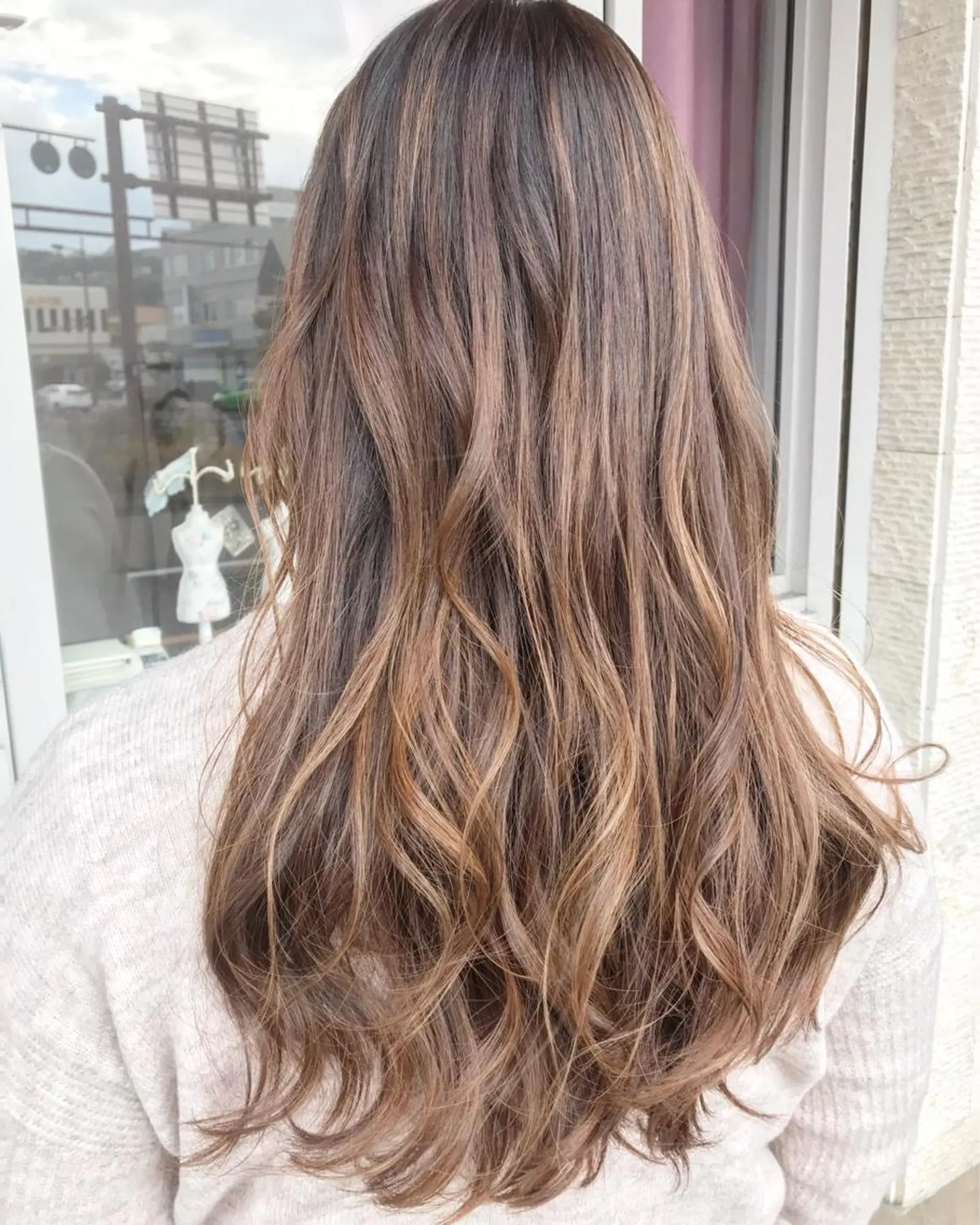 セミロング カラー ヘアアレンジ お団子ヘア 切りっぱなしボブ バレイヤージュ ブリーチ デザインカラー Mariana/ 鶴原-ハイライトのヘアスタイル