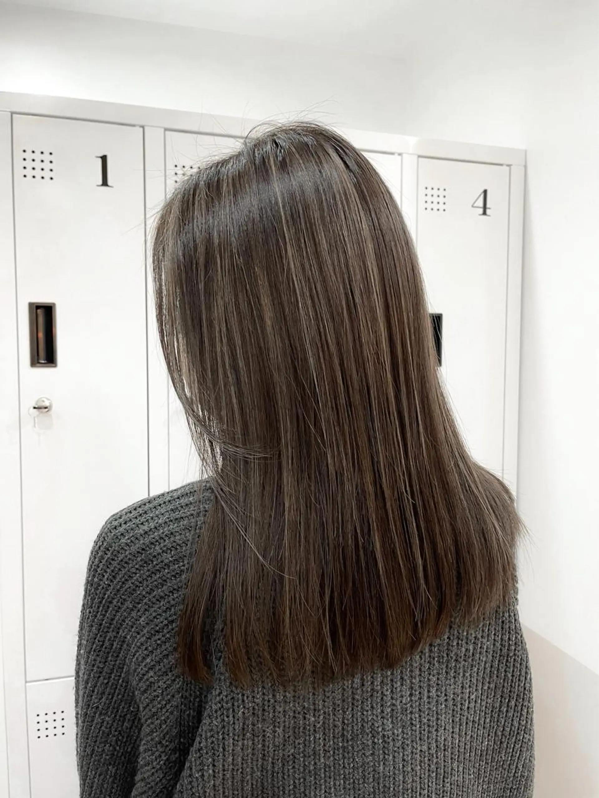 セミロング ハイライト オカダ ノゾミのヘアスタイル