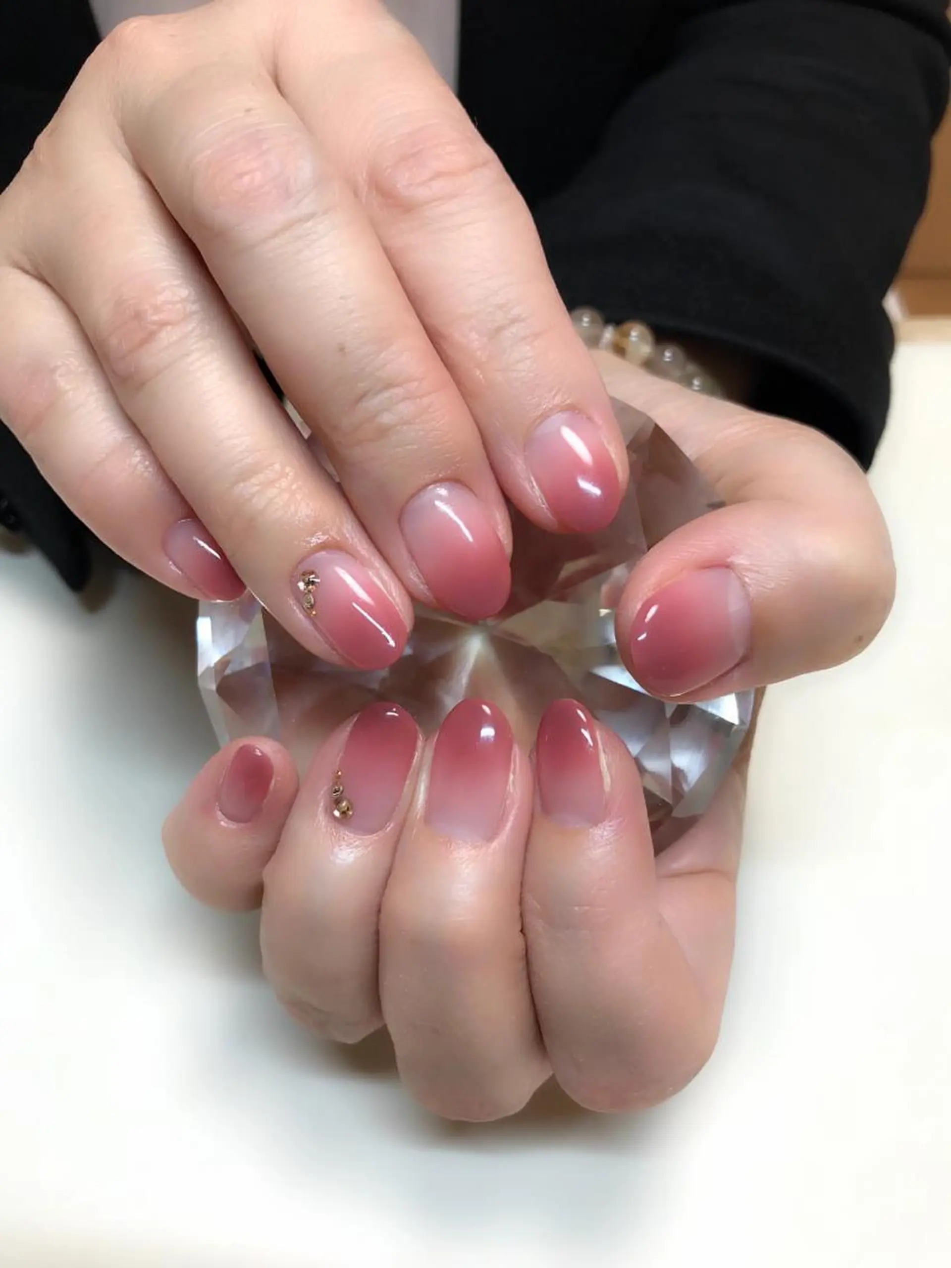 ネイル グラデーション ストーンネイル 'mm  (ミリ) ＭＡＮＡＭＩのネイルデザイン