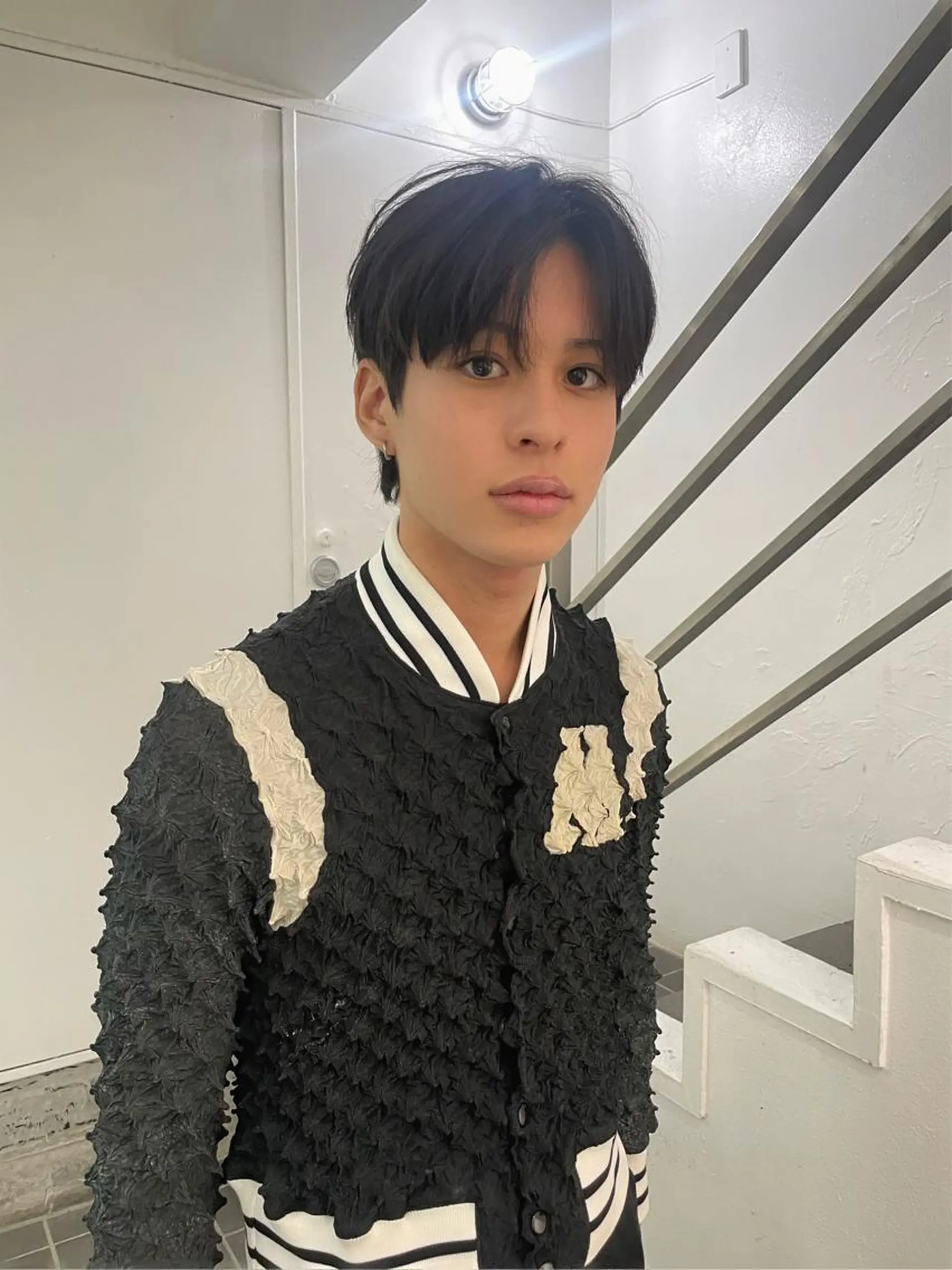 ショート パーマ メンズ メンズバレイヤージュ メンズブリーチ センターパート フェードカット メンズハイライト カット トリートメント スパイラルパーマ 🌐hina⭐️のヘアスタイル