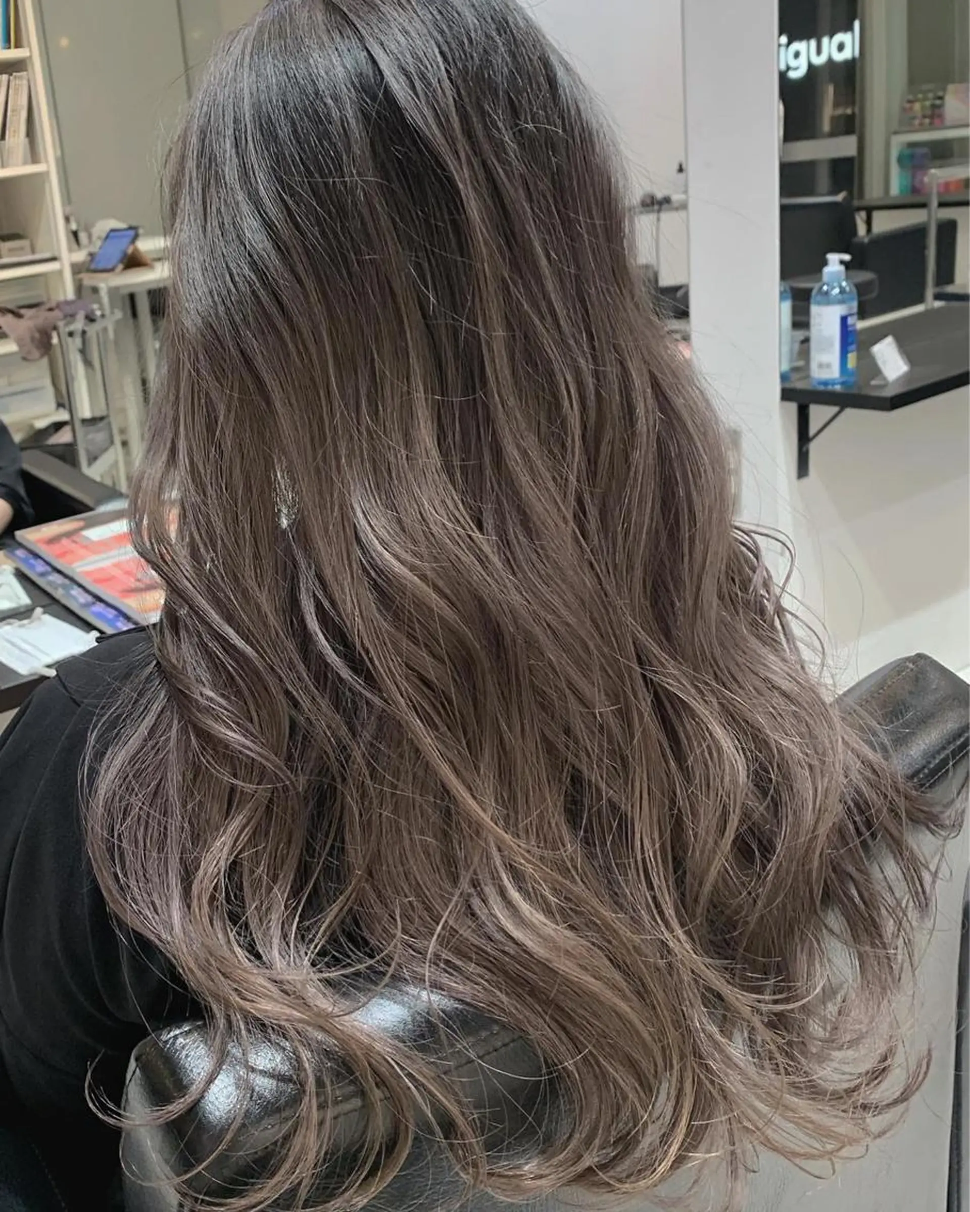 ロング カラー バレイヤージュ グレージュ レイヤーカット 阿部 圭悟のヘアスタイル