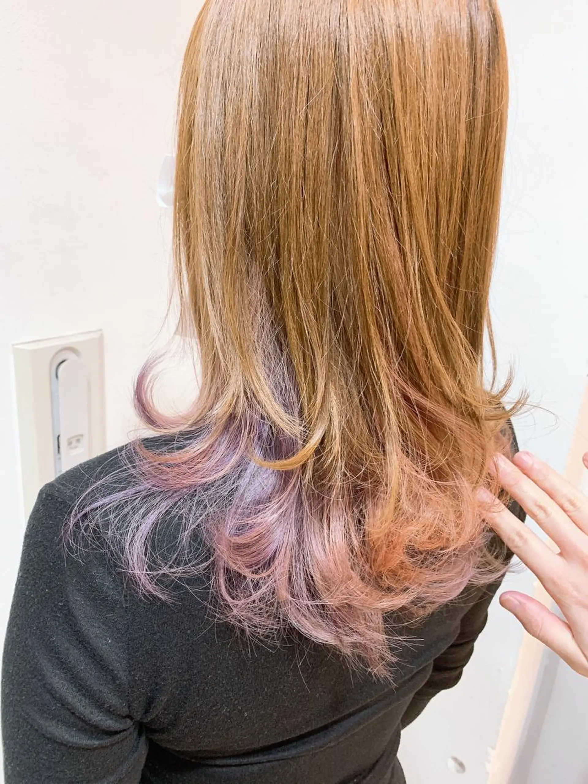セミロング カラー パーマ インナーカラー 白髪ぼかしハイライト 柳川拓哉のヘアスタイル