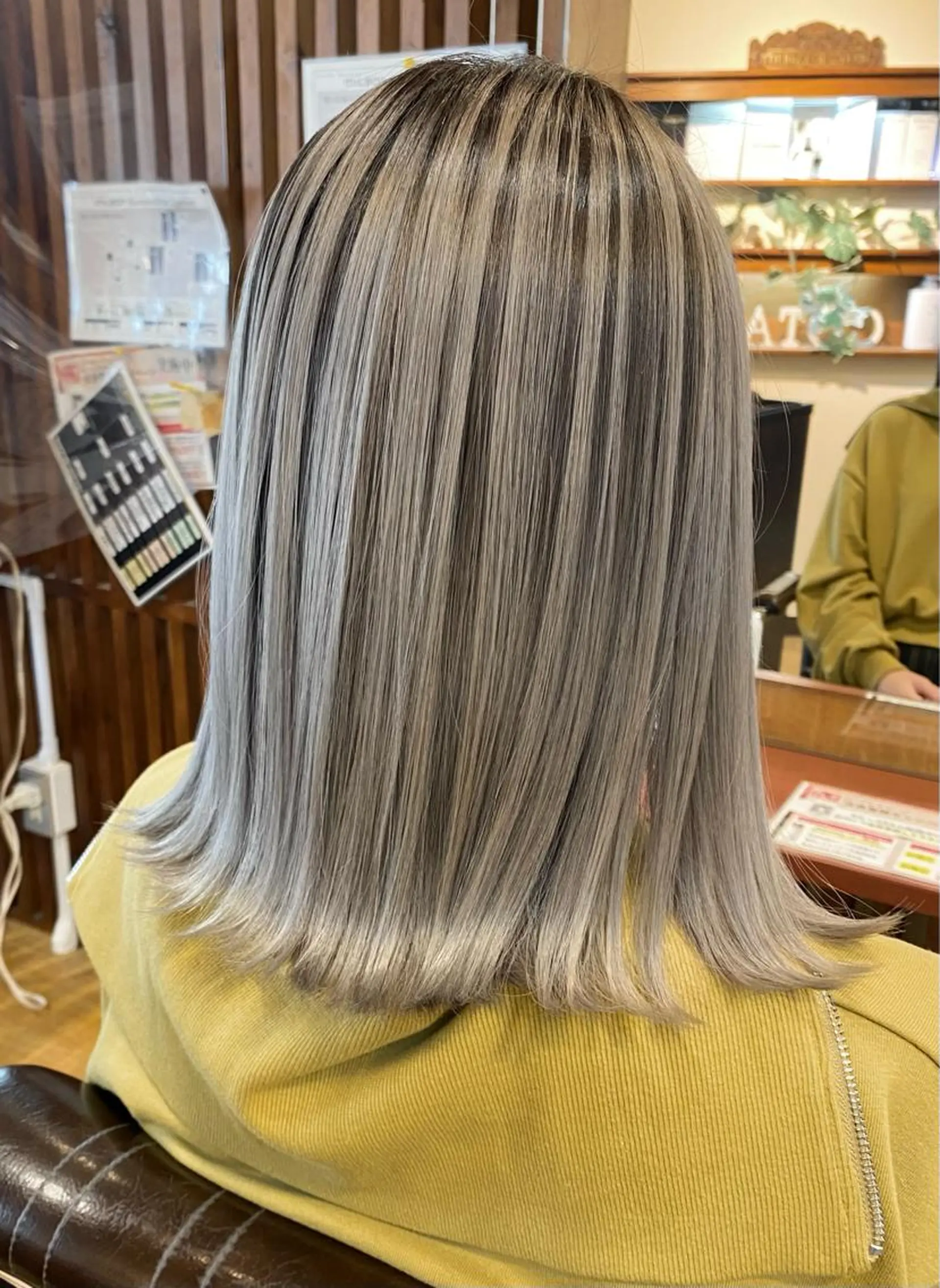 ミディアム カラー 白髪ぼかし バレイヤージュ志鎌のヘアスタイル