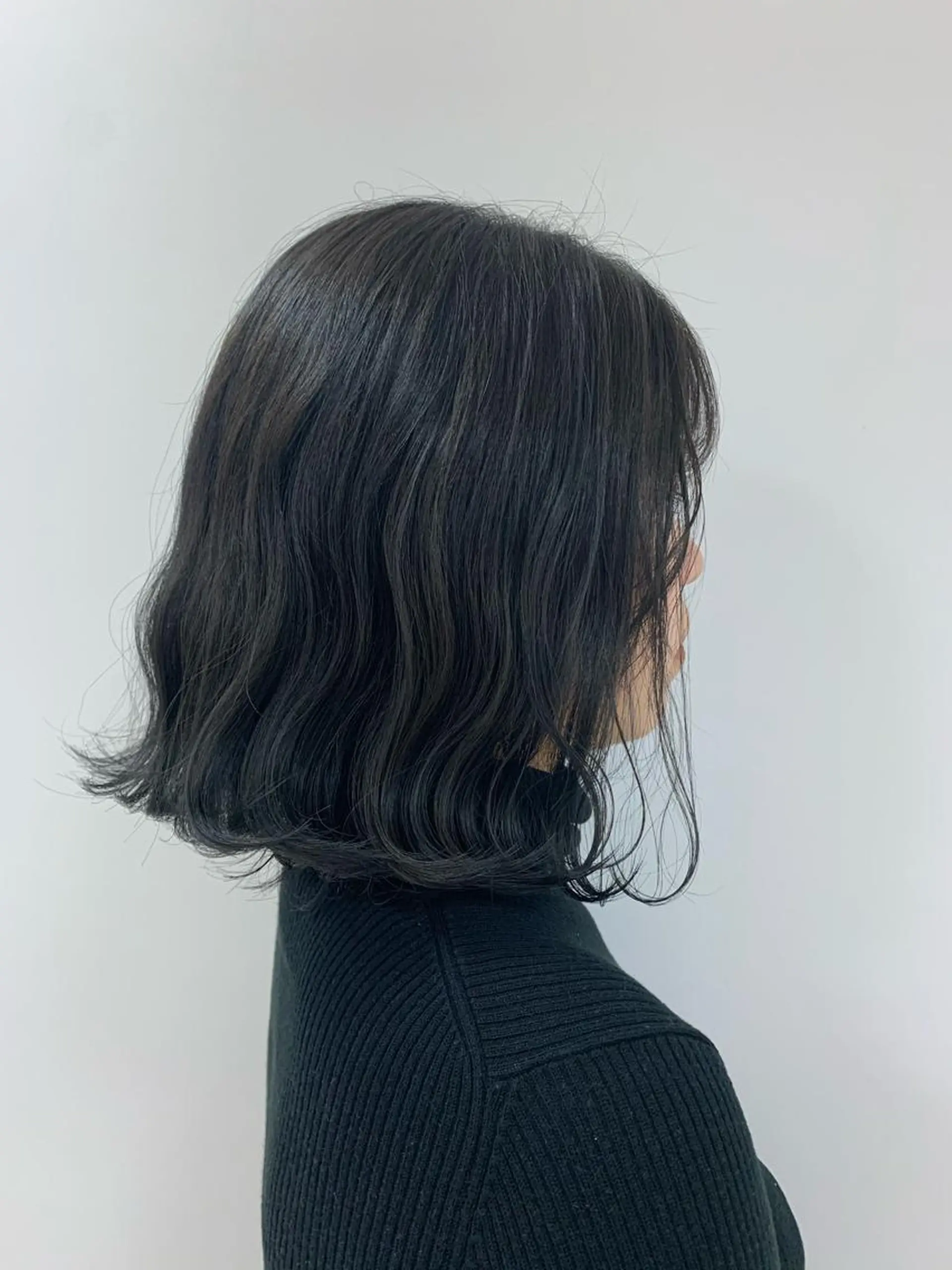 ショート カラー ネイビーカラー 顔まわりカット✄ ベージュカラー🧸のヘアスタイル