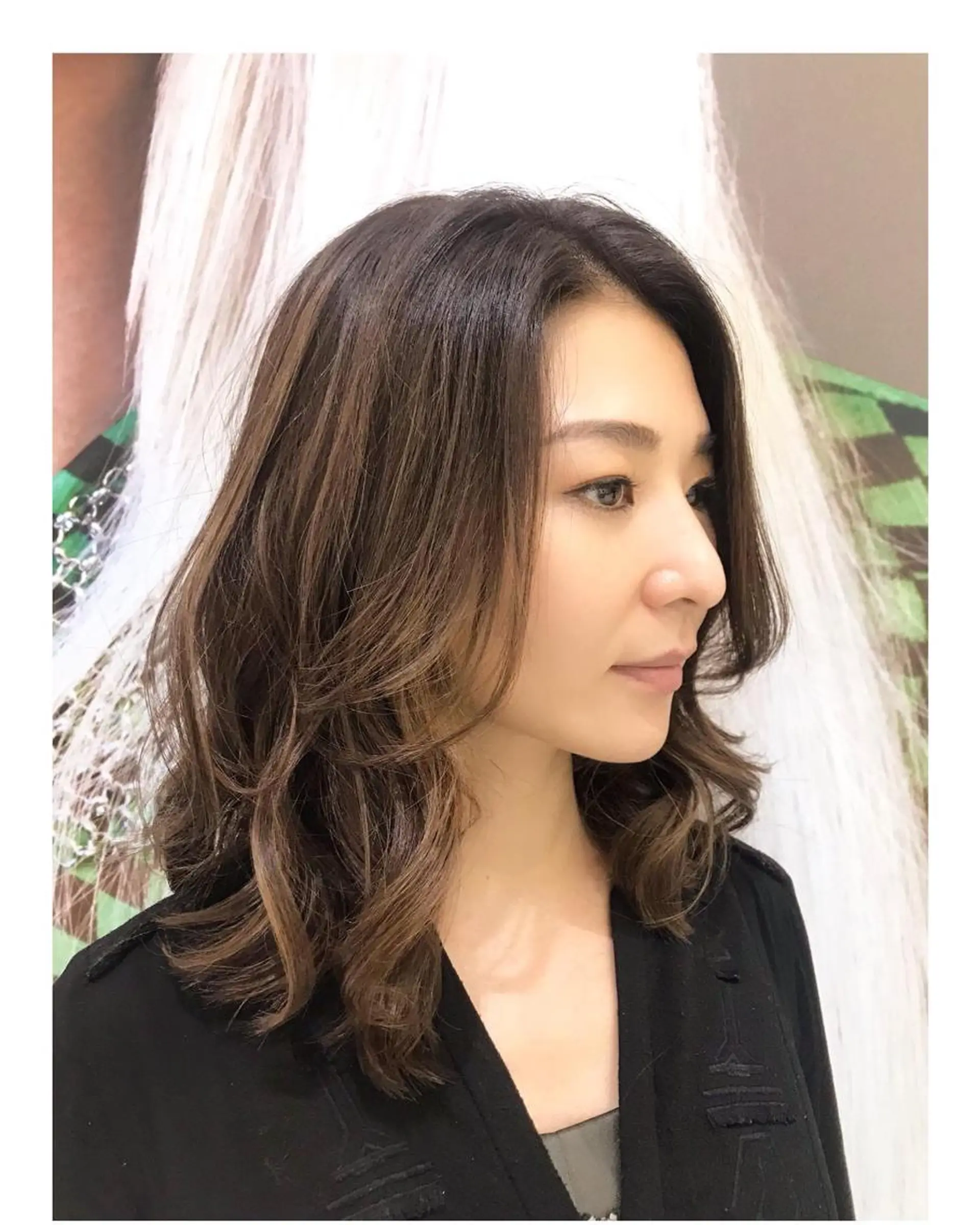 セミロング 顔周りカット ハイライト ヘアカラー 岩屋 真のヘアスタイル