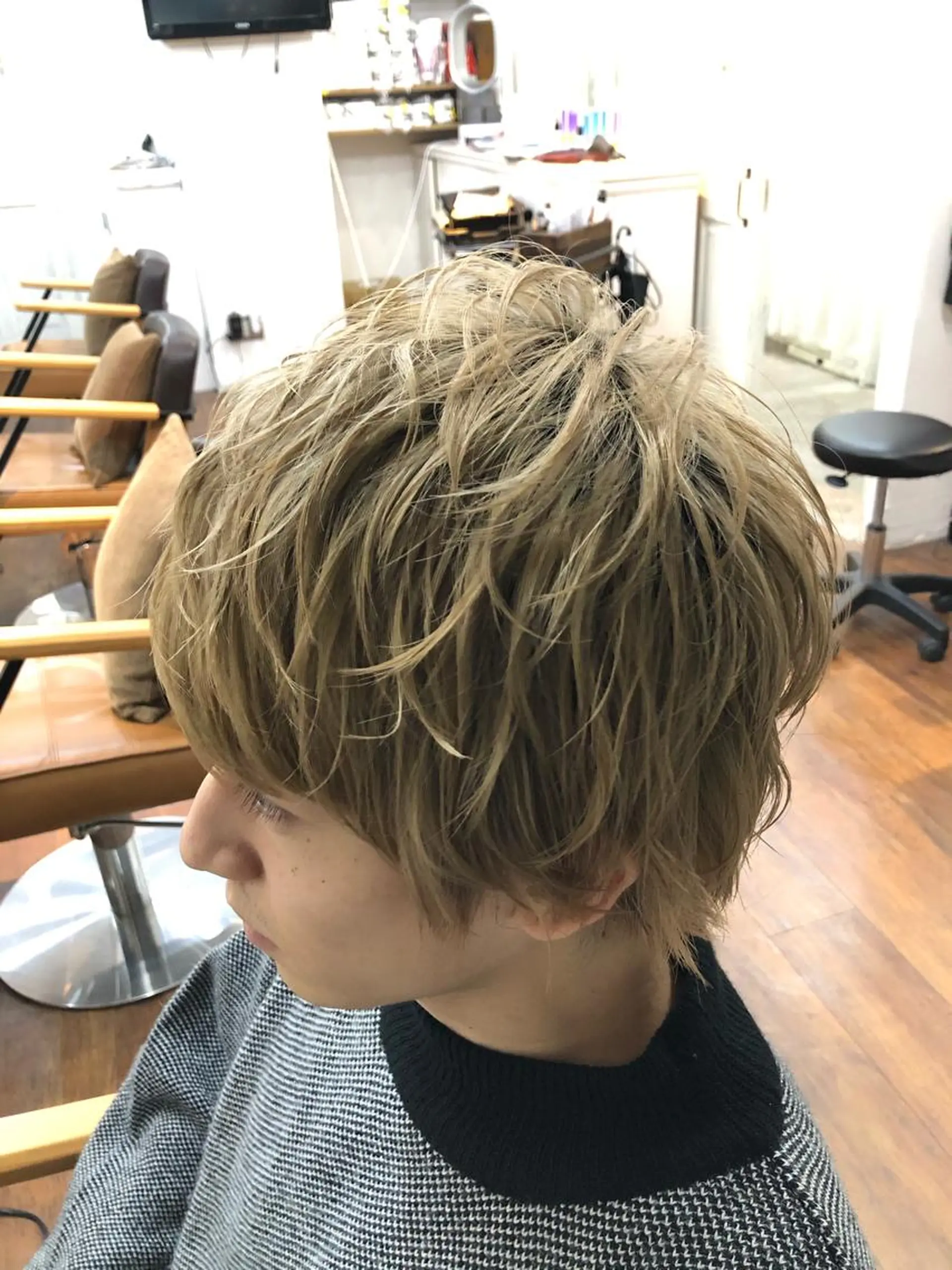 ショート 白いハイライト🤍 タナカリョウスケのヘアスタイル