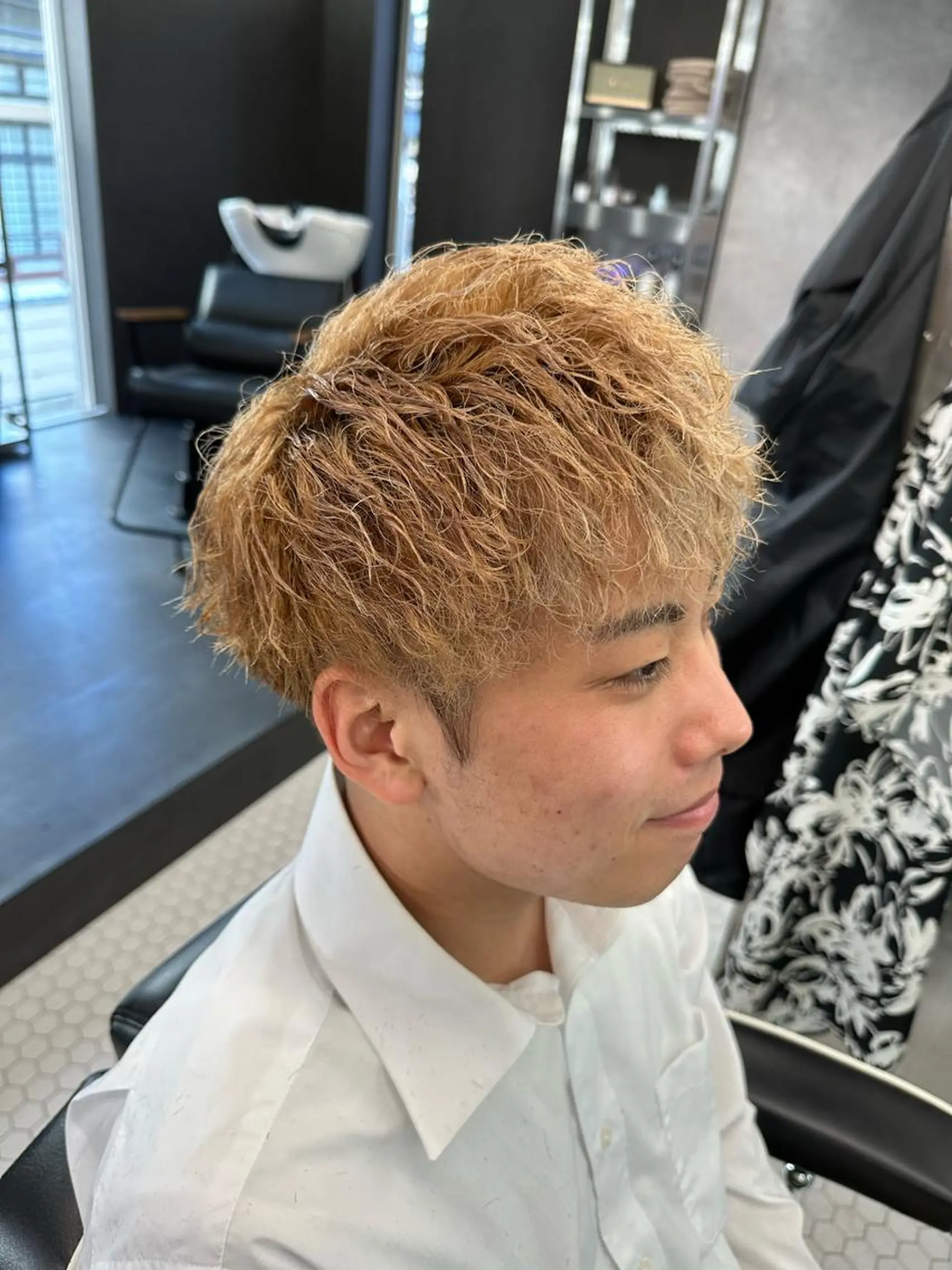 ミディアム カラー パーマ メンズ ミディアムパーマ メンズバレイヤージュ メンズブリーチ ビジネス センターパート カット パーマ メンズ専門美容室 /久徳大輝のヘアスタイル