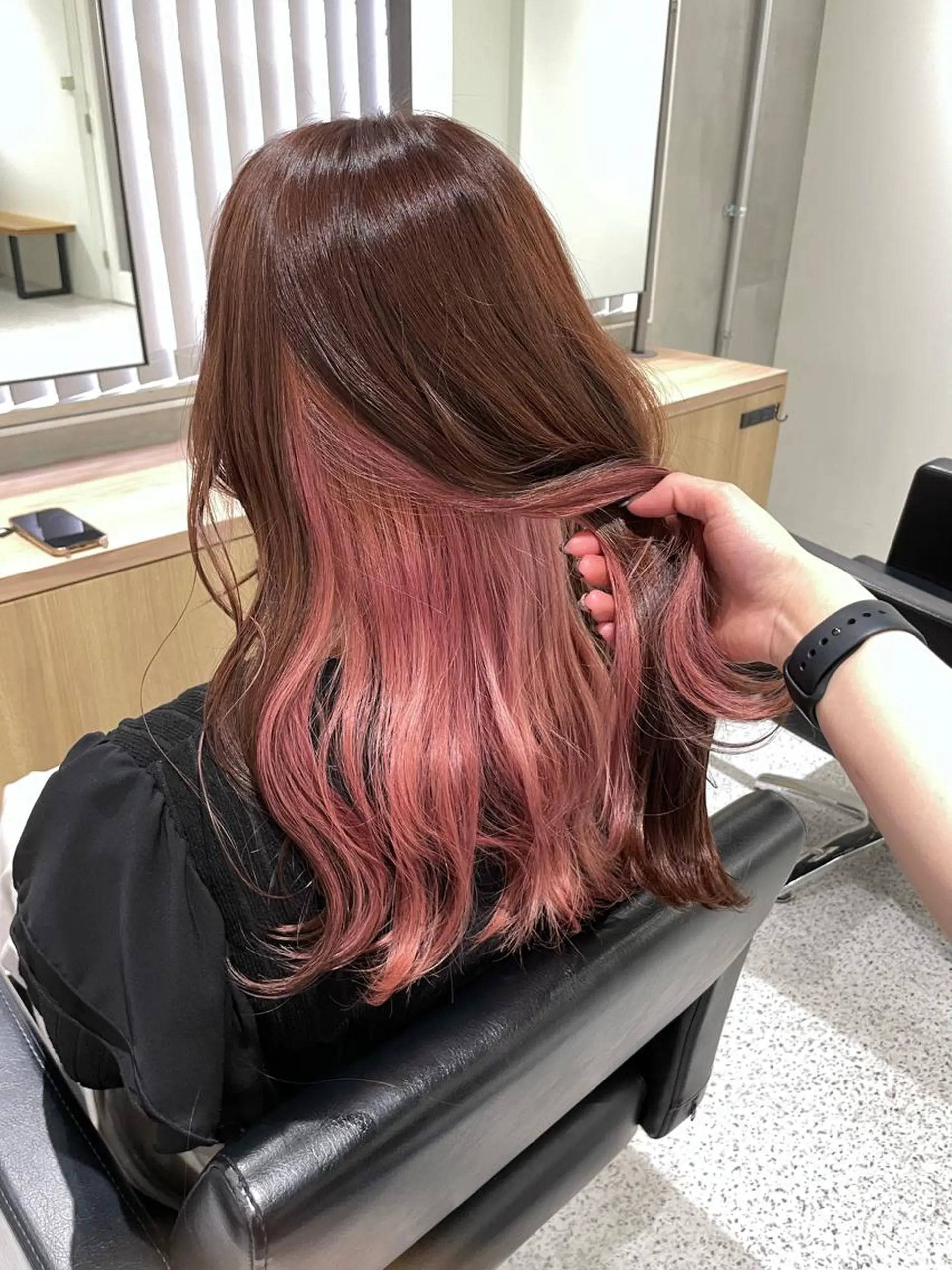 ロング カラー インナーカラー ピンクカラー ブリーチ/ハイトーン 艶カラー/ユリナのヘアスタイル